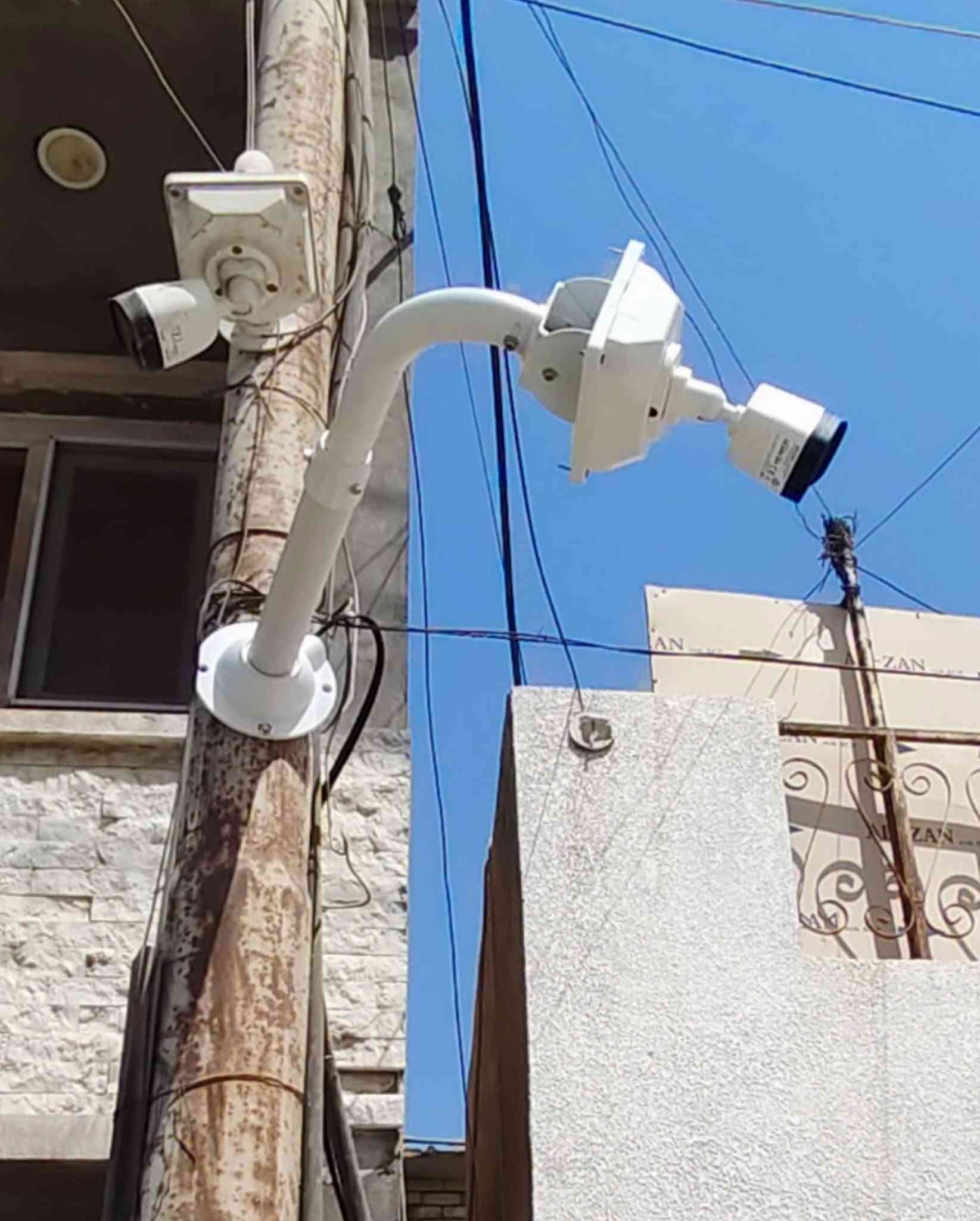 تم بحمد الله تنصيب منظومة كاميرات لشركة هيكفيجن
مكان العمل / الدوره

المنظومة تتكون من :
1- جهاز dvr يشغل 4 كاميرات بدقة 2 ميكا. 
2- عدد 4 كاميرات بدقة 2 ميكا تصوير ليلي نهاري ملون. 
3- عدد 4 بوكس استراحة للكاميرات. 
4- عدد 8 فيش bnc. 
5- عدد 8 فيش dc. 
6- عدد 2 ستاند كاميرا بطول (30-60 cm). 
7- جهاز UPS يشغل 8 كاميرات. 
ملاحظة : تم ربط المنظومة على الإنترنت لمشاهدتها في اي وقت و اي مكان. 
 

-----------------------------

مستعدين لتجهيز وتنصيب جميع كاميرات المراقبة  كافة المواقع( منازل _ محلات _ شركات )  للاستفسار يرجى مراسلة الصفحة
أو الاتصال على الرقم التالي :
***********
***********
قتيبه الشمري 

تابعنا على الانستكرام ( cam_q97 ) 
تابعنا على التيك توك ( cam_q97  ) 

العمل داخل بغداد فقط
