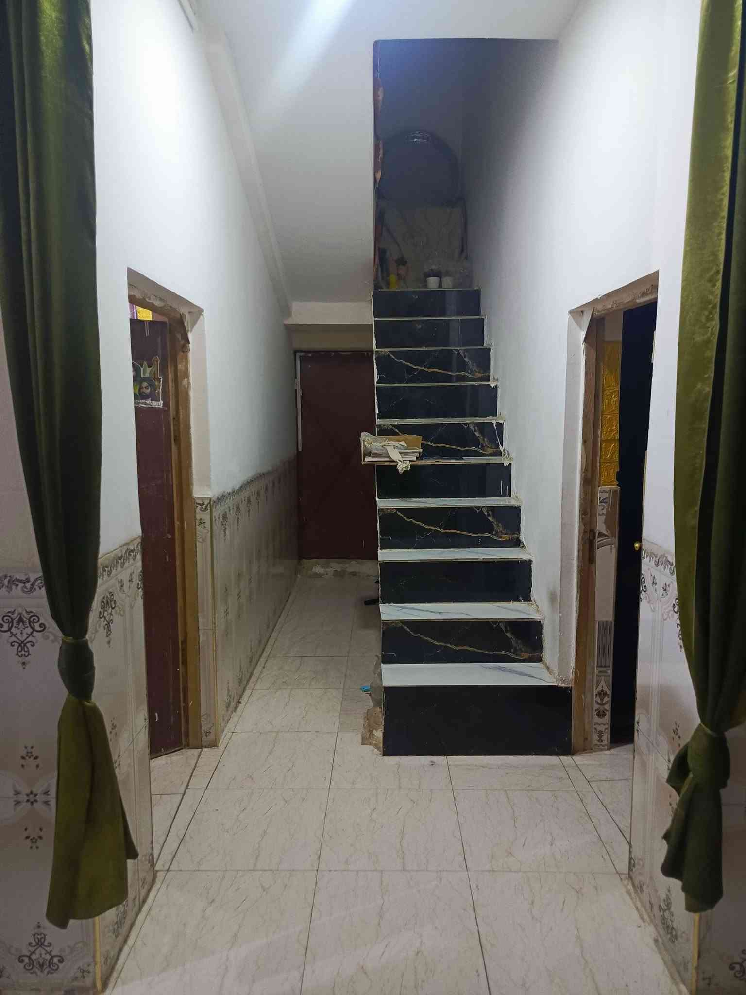 سلام عليكم بيت البيع يم الكنطره ما شيخ نعمه مساحته135 بي غرفتين ومطبخ وباب خلفي وستقبال  سعر خاص ***********

