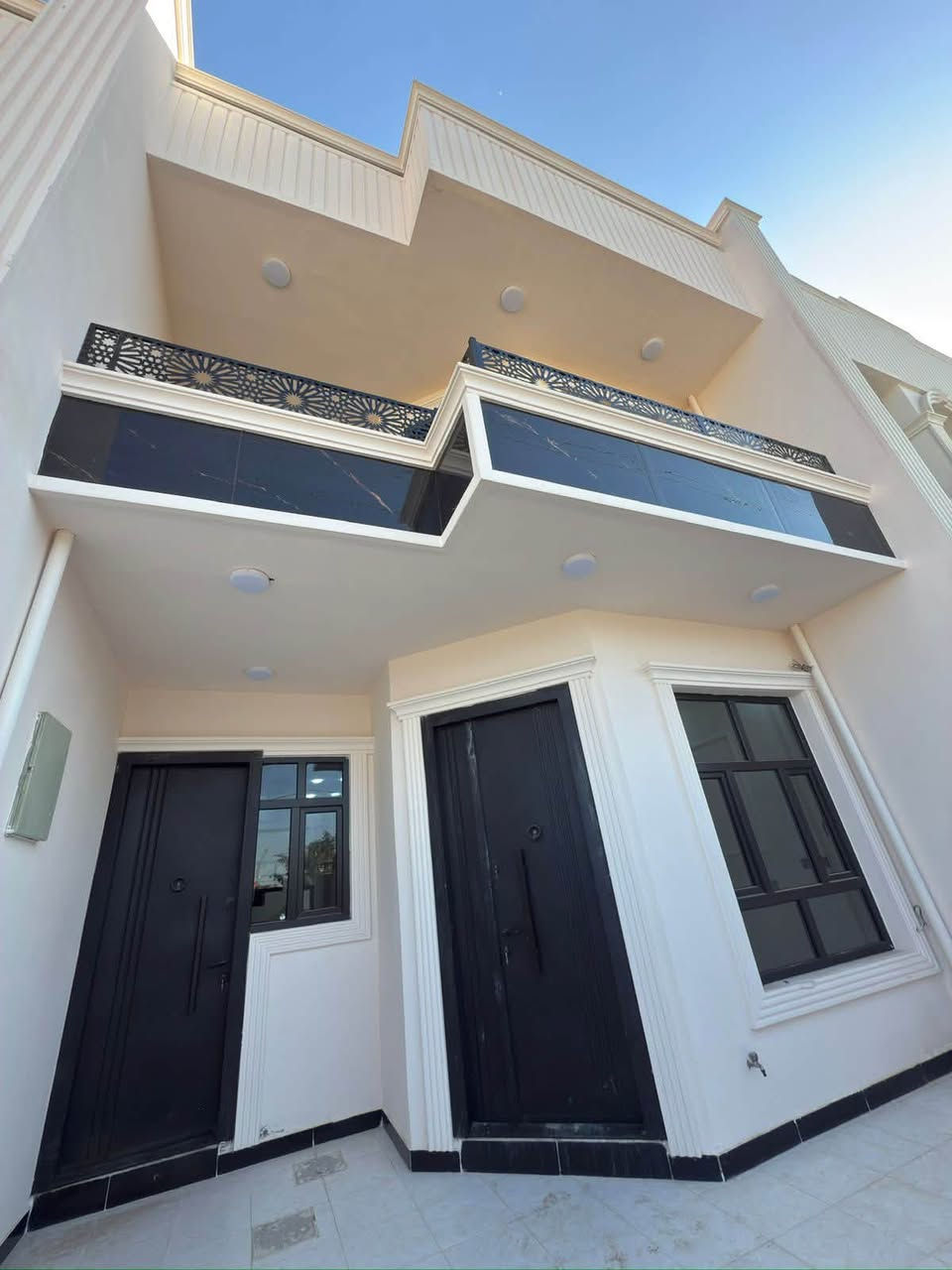 🏡 للبيع | دار حديثة جاهزة للسكن – موقع مميز في بعقوبة 🏡
📍 الموقع: بعقوبة – تقاطع القدس – دور الزراعة الثالثة

📍 

📐 المساحة130  م²

📏 الواجهة:6.25 م | النزال:21 م

🏠 طابقين 

✨ تتكون من:

🔹 كراج سيارة

🔹 استقبال

🔹 صالة واسعة

🔹 مطبخ

🔹 غرفةً نوم

🔹  الطابق الثاني غرفتين نوم وصاله وصحيات  

🔹 مناور

🔹 دورات مياه داخلية وخارجية

✅ بناء حديث وتشطيب أنيق، جاهزة للسكن مباشرة.

✅ خدمات متكاملة (ماء، مجاري، تبليط، كهرباء).

📄 نوع العقار: طابو زراعي – سند 25. ملك صرف 

📞 للاستفسار والمعاينة:

حسين العزي : ***********

حسين واتساب : ***********

📩 أو راسلنا عبر الخاص.

السعر ١٠٨ مليون وبي شويه مجال 

مكتب الجبل  لبيع وشراء الأراضي والدور السكنية والتجارية 🏡

🚫 تنويه: لطفًا، لا نتعامل بالإيجار.
