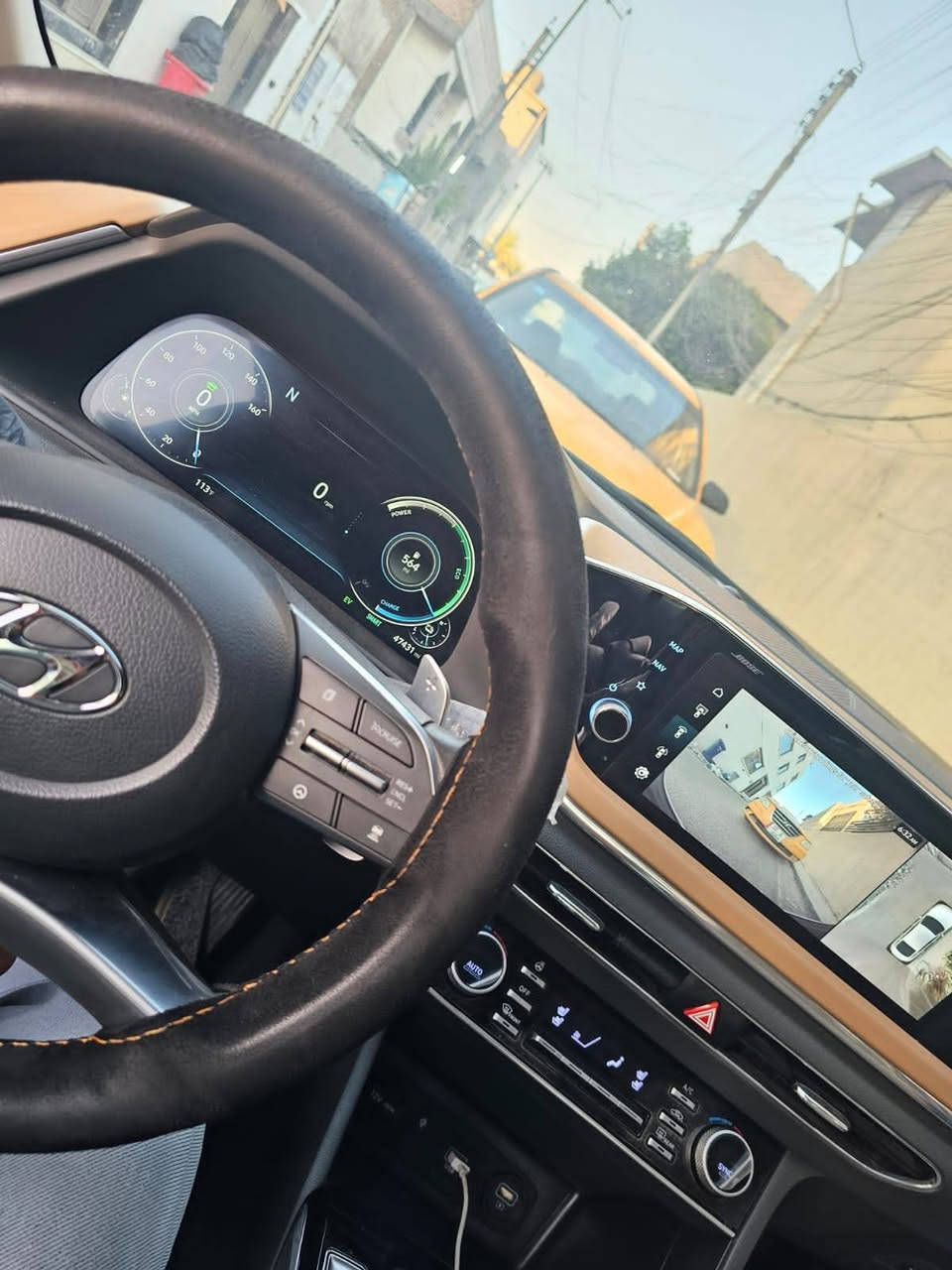 سوناتا 2023 هايبرد 
لون أسود جدا انيق داخل بيجي وأسود 
السياره فول مواصفات بمعنى الكلمه 
شنو اجه من مواصفات  بالسوناتا موجود بيه
وارد امريكي ضرر  بالجنطه جامرلغ وصندوگ وبارد بالجاملغ الامامي أبيعلك 4 قطع 
السعر 165 وبيهة مجال بسيط للشراي
رقم بغداد اخر اصدار باسمي شخصياً
- بانوراما كبيره
- محرك 2000 هايبرد ( شحن + بانزين )
- السيارة ماشية 50 ألف ميل 
- تتقدم وترجع بالبصمه 
- تشغيل عن بعد
- بصمه تشغيل + ابواب + جنطه 
- دخول ذكي 
- شفتات ستيرن 
- تحكمات ستيرن 
- داتا شو 
- تدفئه وتبريد بلاديه شرط تبريد ثلج 
- عند الاتصال بالهاتف يقل صوت الفان تلقائي 
- مقاعد جلد تدفئه وتبريد 
- كشنات كهرباء ثنينهن 
- كشن السائق خزن وضعيات قياده
- خمس كامرات محيطيه 
- تشغيل كامرات الجوانب مع الاشاره 
- هاند بريك بصمه 
- كير بيانو 
- شحن لاسلكي 
- لايت اربع عدسات زنون بلادي
- لد على طول الجنطه بلادي 
- جميع لايتات السياره لدات 
- قياده ذاتيه 
- رادار امامي وجانبي وخلفي 
- تحديد مسار 
- نقطه عمياء 
- شاشه وسطيه كبيره 
- كار بلي  بلادي 
- داشبول ديجيتل مع ٤ مودات للقياده 
- حساسات محيطيه بكل جوانب السياره 
- اوتو هولد 
- بردات خلفيه بلاديه 
- سماعات 12 سماعه من شركه BOSSمع دمامات بلاديه 
- اناره داخليه بلاديه 78 لون متغير 
- حساس تايرات 
- دواسات لون اسود بلادي 
- توقف ذاتي مانع تصادم 
- مانع انزلاق 
- ركن السياره تلقائي 
- دبل جام 
- والكثير من المواصفات فول الفول 

مكاني ديالى بعقوبة للاستفسار اكثر 
 *********** اتصال او واتساب

نص مكتوب في الصور:
- ١٢:٤٧ م
- 44°C