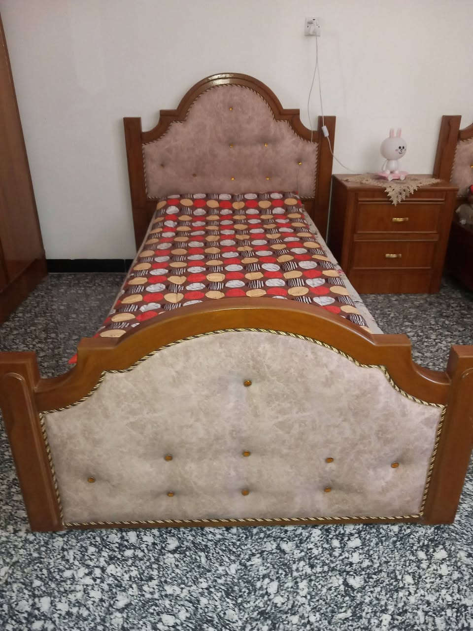 حسرير مفرد عدد اثنان مع كومدي وميز تواليت بحاله ممتازه جدا للبيع وبسعر ٣٥٠ وبي مجال للاتصال  ***********
