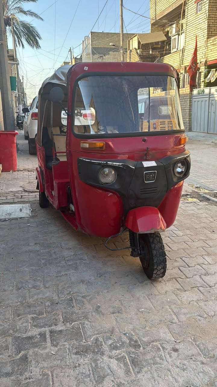 تكتك باجاج موديل ٢٠١٧ شهر ١٢ مكينة٢٠ كلشي مابيها اي نقص مكان بغداد الحرية الثانية *********** 
رايديهامليونين و٩٠٠ وبيها مجال
