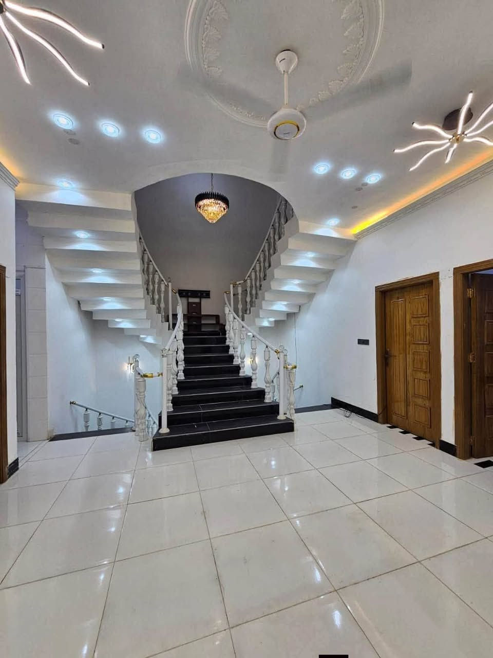 🏡 دار حديثة للبيع – فول مواصفات ملكية 🏡

✨ فرصة مميزة للسكن الراقي في موقع ممتاز

📐 المساحة: 190 متر
🏠 طابقين – تصميم ملكي حديث
🛋️ تباع مع الأثاث بالكامل

🔹 5 غرف نوم بنظام سويت
🔹 صالتان واسعتان
🔹 مطبخ حديث
🔹 استقبال أنيق
🔹 صحيات داخلية وخارجية
🔹 كراج للسيارة
🔹 حديقة جميلة
🔹 بناء حديث وتشطيب راقٍ

📜 نوع العقار: طابو زراعي عراقي
📍 الموقع: البصرة – أبي الخصيب – محيلة

✅ جميع الخدمات متوفرة:
⚡ كهرباء
💧 ماء
📡 إنترنت
🔌 مولدة
🏪 أسواق قريبة
🏫 مدارس
🛣️ شوارع مبلطة
السعر 190مليون

📞 للاستفسار والاتصال:
***********

#البصرة #أبي_الخصيب #محيلة #دار_للبيع #عقارات_البصرة #بيت_للبيع #استثمار_عقاري
