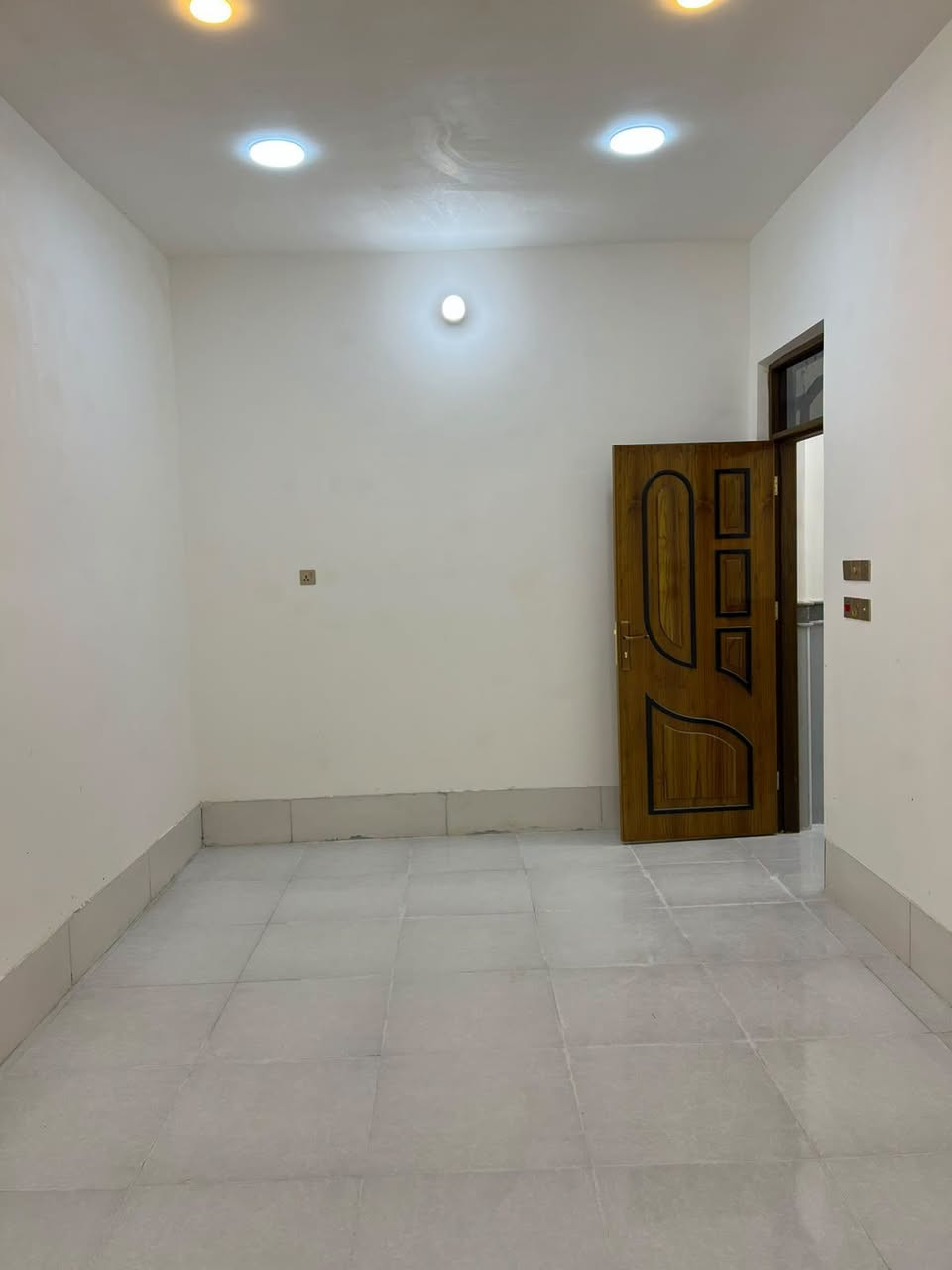 ---
🏠 دار للبيع - العمارة / المغربة

الموقع: قرب عيادة دايني
المساحة: 160م طابو صرف
المكونات: غرفتين + صالة + استقبال + مطبخ + بيتونة
الحالة: جاهز للسكن

للاستفسار: ***********
---
