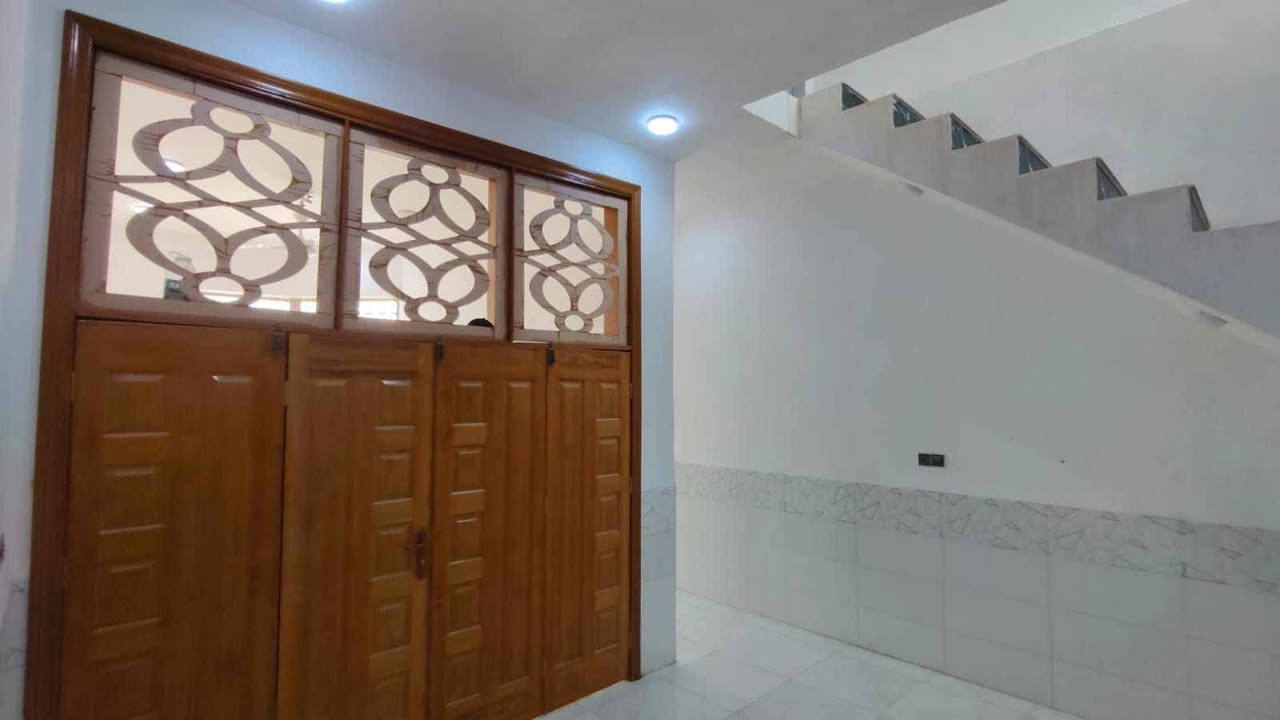 سلام عليكم بيت 100 متر بسمي جديده دراجه اول بصف الشارع العام مكانه كلش حلوه بصف شارع يم جسر العبور بناء سنت2026 صب كونكريت طابوق نهرون وصطح مطبك الطفيلي بناء درجه اول الله شاهد مالجناي وبسمي لبيت وشارعه 15 وخريطه كلش حلوه والمنطقه جاي يبلطون بيه تجي شوفه كدامك ولبيت بسمي اني بنيته بناء كله درجه اوله سعره 93بيع مستعجل ***********
