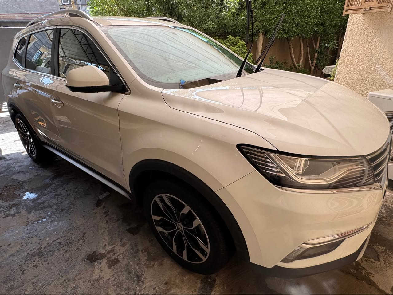 السلام عليكم ورحمه الله وبركاته MG RX5 مكينه 1500 تيربو موديل 2023 ماشيه 66 ألف تجي نص مواصفات بصمه دخول وتشغيل سايد بريك بصمه كشنات مخمل داخله كلش جديد على وضع الشركه كامره خلفيه دواره حساس خلفي اوتو هولد كروس مثبت سرعه تبريد قطعتين عدة الطوارء مالتها وياها جديده على وضعها السياره كفاله عامه من كل النواحي بيها كم رصعه خفيفه السياره جديده كلش وبالشوف احلا من الصور بسمي رقم بغداد انكليزي بعدها على ضمان الشركه ومستمر وياهم بكل صيانتها الدوريه السياره بدون اي نواقص 
سعرها 18 مليون و 500 الف الخاص مفتوح وهذا رقمي *********** بغداد, العراق
