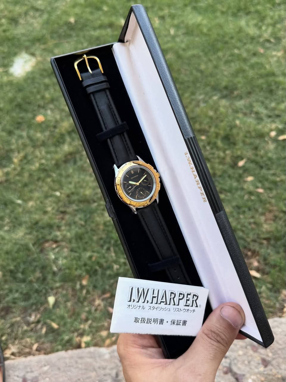 عربي / كوردى

ساعة آي دبليو هاربر کرونوغراف ڤتنج ياباني اصلي و نادر انتاج الثمانينات 

I.W. Harper 🇯🇵

سنة الانتاج: 1985
التشغيل: کوارتز
القطر: 40 ملم
المادة: فولاذ مقاوم للصداء
الزجاج: کریستال الیاقوت
النظافة: 100% مخزن غير مستخدم
ضد الماء 

كل عناصر الساعة اصلي غير مستبدل بحالة ممتازة.

للاستفسار مراسلة دايركت.
————
کاتژمێری ئەی دەبلیو هارپەری کرۆنۆگرافی ڤینتجی ئۆرجینال دەگەڕێتەوە بۆ ساڵی هەشتاکان

I.W. Harper 🇯🇵

ساڵی بەرهەم هێنان: 1985
جۆری کارکردن: کوارتز
تیرە: 40 ملیمەتر
مادە: پۆڵا - ستانلس ستیل
شووشە: کریستاڵی یاقوتی
ڕێژەی خاوێنی: 100% بەکارنەهاتوو
دژە ئاو

تەواوی پێکهاتەکانی ئەم کاتژمێرە ئۆرجیناڵن و دەستکاری نەکراون.

بۆ زانینی نرخ نامە بۆ پەیج بنێرە.
