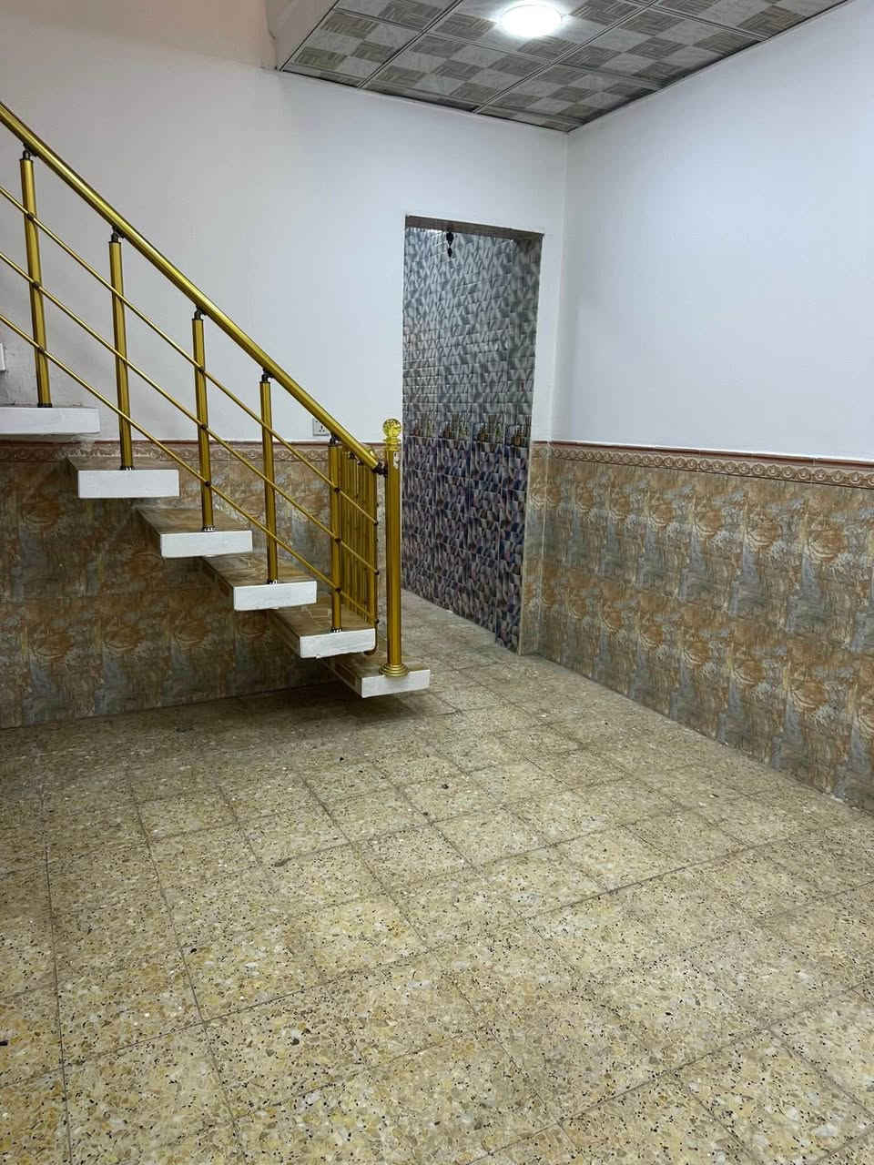 اكرم للعقار   ***********
==================================
                               طابقين 

        دار للبيع المساحة 50 متر  طابو صرف 

     حي ميسان الشريط قطاع 79 شارع 10 متر
                 
==================================
                           
       الطابق الاول \  صالة ومطبخ وأستقبال

              وصحيات ومكشوفة وطارمة 

          الطابق الثاني/ غرفة وصالة وصطح   

      بناء طابوق صب كونكريت والثاني شيلمان      

            البيت نضيف فارغ غير مسكون            
           
               السعر  72 مليون وبي مجال 
 

 للاستفسار الاتصال بالرقم  *********** وات سآب 

     او مراجعة المكتب/ عنوان المكتب النجف الكوفة 
  
        حي ميسان شارع الكيات مقابل اسواق حليم
