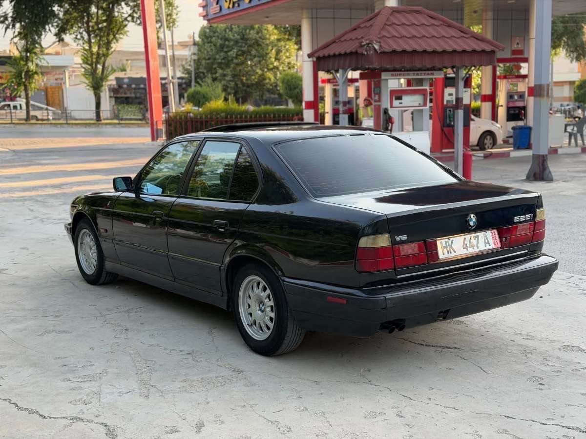 Bmw 525 ***********
رەقەم ئەوروپی مەنەفێست أبراهیم خلیل ئەسلی 
گێر و مەکین بە شەرت 
تەقە و رەقە بە شەرت 
سیارەکە سبوغ حامە بۆ جوانی شقلاوة, أربيل
