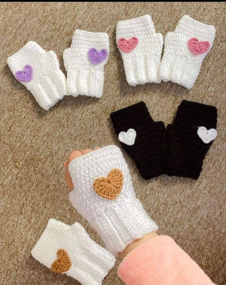 🧶✨ كفوف كروشيه ناعمة وأنيقة ✨🧶

للبنات والشابات 💕
تصميم أنيق ودافئ، ومناسب للشتاء ❄️🤍
ومزينة بتفاصيل الدانتيل والفيونكة 🎀

🧤 حياكة يدوية وبذوق حسب الطلب
🎨 ممكن تنفيذها بألوان مختلفة حسب رغبتچ
💌 للطلب والاستفسار راسلونا خاص

لا تفوتچ هالقطعة الحلوة، اختاري لونچ واطلبيها من هسه 🤍🧶

📍 النجف الأشرف
