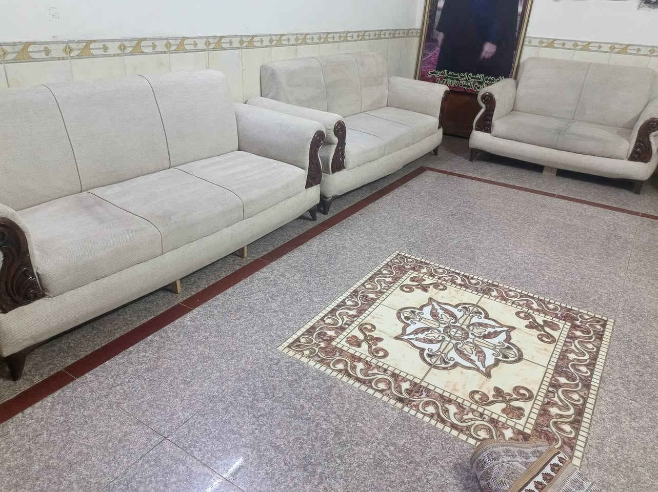 تخم مودرن تركي نضيف كلش 8مقاعد بدون كراسي بس قنفات 3 مكانه الزهراء السعر مناسب جداً ***********
