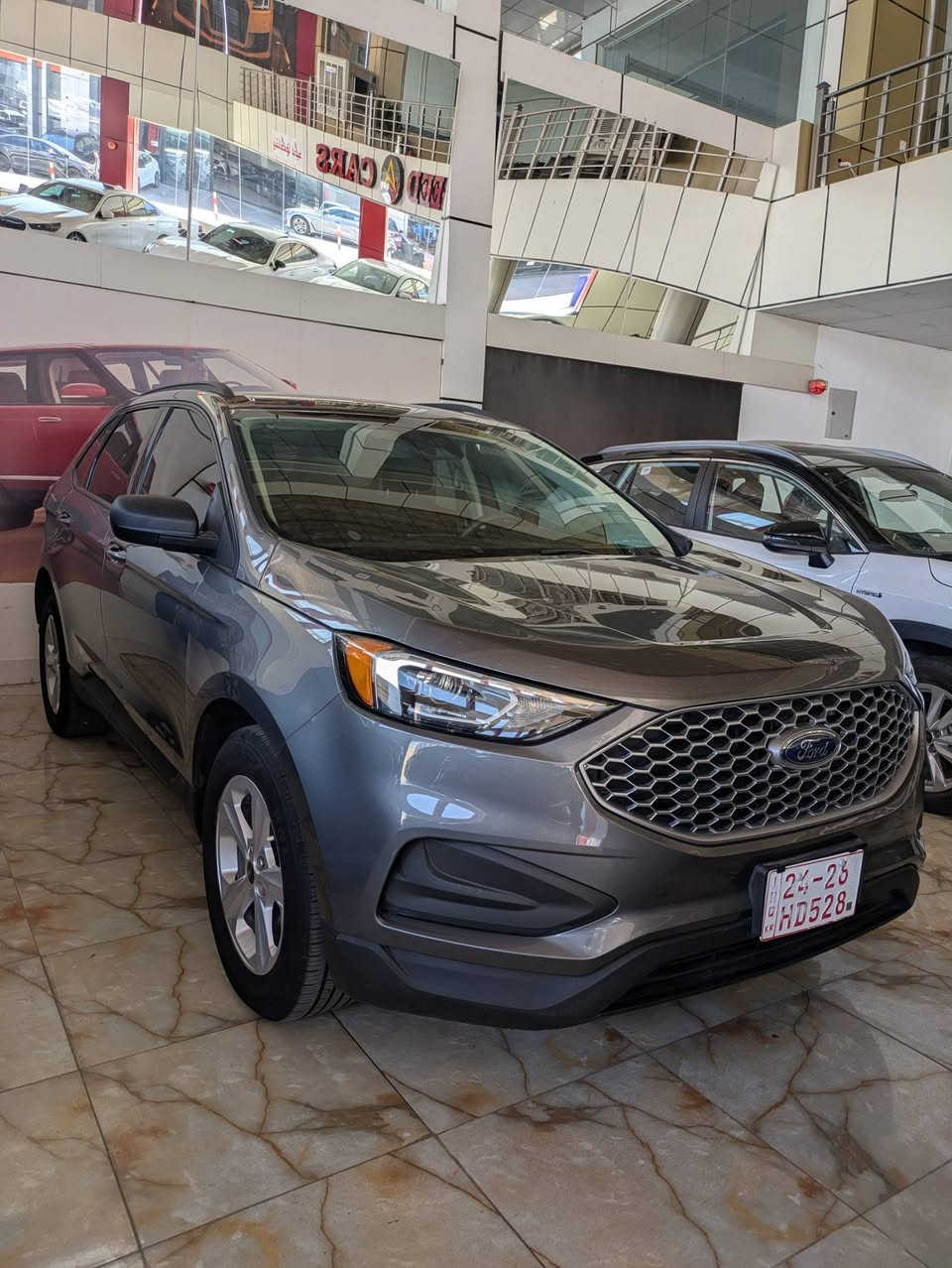 المحرك: 4 سلندر EcoBoost 20 توربو.
نيظام الدفع: AWD 
​الشاشة الترفيهية: شاشة عمودية تعمل بنظام SYNC 4A.
​الاتصال: دعم لاسلكي لنظامي Apple CarPlay و Android Auto.
​المقاعد: قماشية مريحة مع إمكانية تعديل مقعد السائق يدويًا أو كهربائيًا
​نظام التحذير من التصادم الأمامي مع الفرملة التلقائية في الطوارئ.
​نظام الحفاظ على المسار والتحذير عند الخروج منه.
​نظام مراقبة النقطة العمياء (BLIS) والتنبيه لحركة المرور الخلفية.
​كاميرا رؤية خلفية وحساسات ركن خلفية.
​الإضاءة: مصابيح أمامية وخلفية تعمل بتقنية LED.
​المرايا: مرايا جانبية كهربائية .
سيارة بدون ارباك بها جاملغ امامي و باب خلف سائق مبدل بلادى . هلال جاملغ خلفي صبخ موضح بالصور . بند و سقف شويه حالوب خفيف . صفحات سيارة بدون حالوب نهائيا . سيارة بدون رقم تترقم محافظات الاقليم . سيارة موجودة بدهوك . 
سعر 155 
رقم شاصي 
2FMPK4G93RBA58020
رقم موبايل ***********
