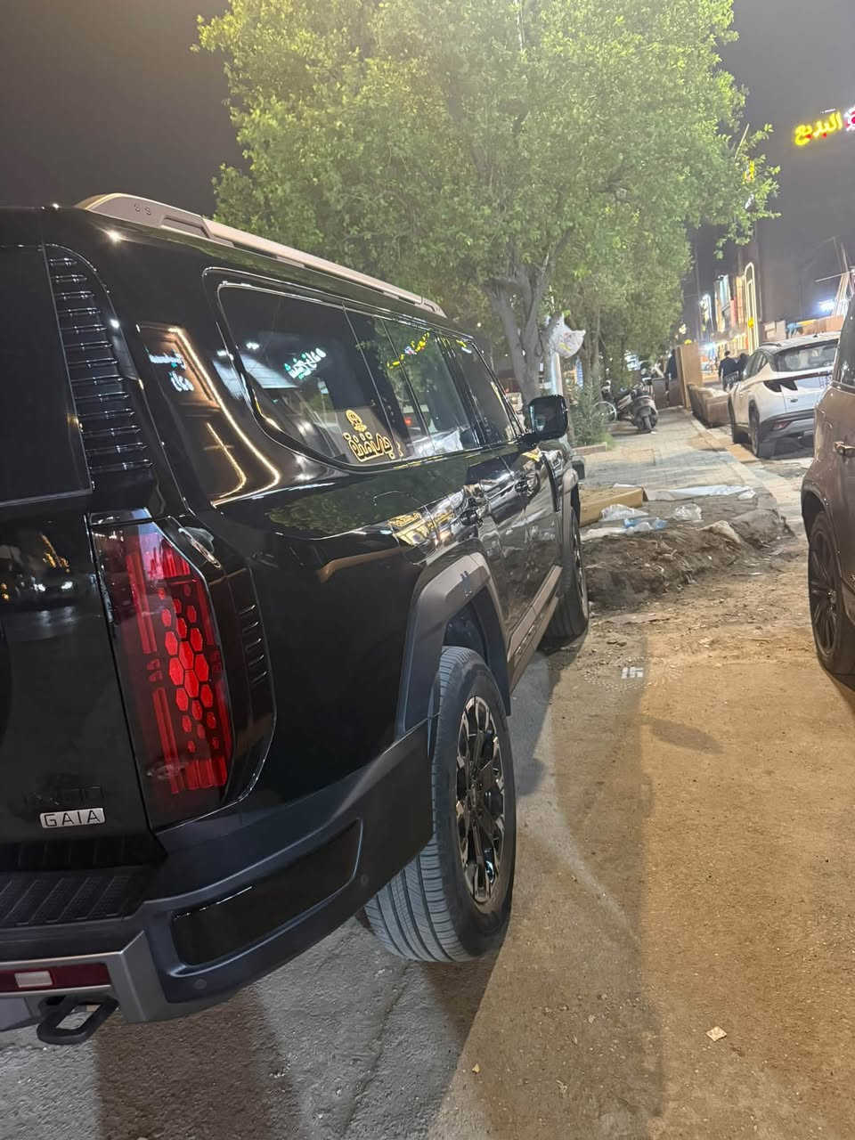 للبيع جيتور G700 بريميوم202 بغداد
الممشى: زيرو 

المواصفات 

نوع المحرك: بلكن  PHEV

2.0 تيربو 4 سلندر مع محركين كهربائيين

قوة النظام تصل إلى 904 حصان

الدفع: رباعي 4WD

عدد المقاعد: 6

مكفولة وقيد الضمان

- عزم النظام 1135 نيوتن متر

- تسارع من 0 إلى 100 كم/ساعة خلال 4.6 ثانية

- بطارية فوسفات حديد الليثيوم

- محركان كهربائيان أمامي وخلفي

- هيكل شاصي مستقل Body-on-Frame

- تعليق هوائي وتحكم بالركوب حسب التجهيز

- خلوص أرضي 230 ملم مع تحكم بالاتفاع والانخفاض

- قدرة خوض بالماء تصل إلى 900 ملم

- زاوية اقتراب 35 درجة

- زاوية مغادرة 28 درجة

- قدرة سحب تصل إلى 2500 كغم

- خزان وقود 100 لتر

الراحة والفخامة:

- مقاعد متعددة الوظائف

- مقاعد 4 مساج

- مقاعد تدفئة وتبريد حسب التجهيز

- مقاعد أمامية مريحة مع مساند للساقين

- مقصورة واسعة من 6 مقاعد

- نظام صوت فاخر

- شاشة وأنظمة ترفيه متطورة

- كاميرات 540 درجة

- أنظمة مساعدة السائق والرادار

- مثبت سرعة متكيف

- مراقبة النقطة العمياء

- تحذير التصادم الخلفي

- مساعد تغيير المسار

- مساعد الحفاظ على المسار

- نظام مساعدة قيادة 

- مساعد الازدحام المروري

- مثبت سرعة ذكي

رقم الهاتف ***********

جيتور G700
