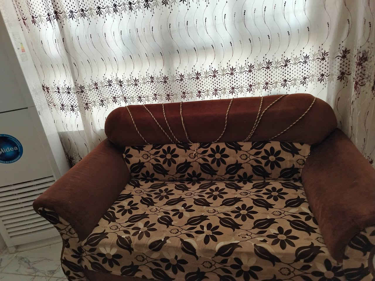 تخم للبيع عشر مقاعد قنفات اثنين كبار وواحده وسط واثنين كراسي نظيف جدا العنوان واسط قضاء الحي الكراده اتصال على هذا الرقم ***********
