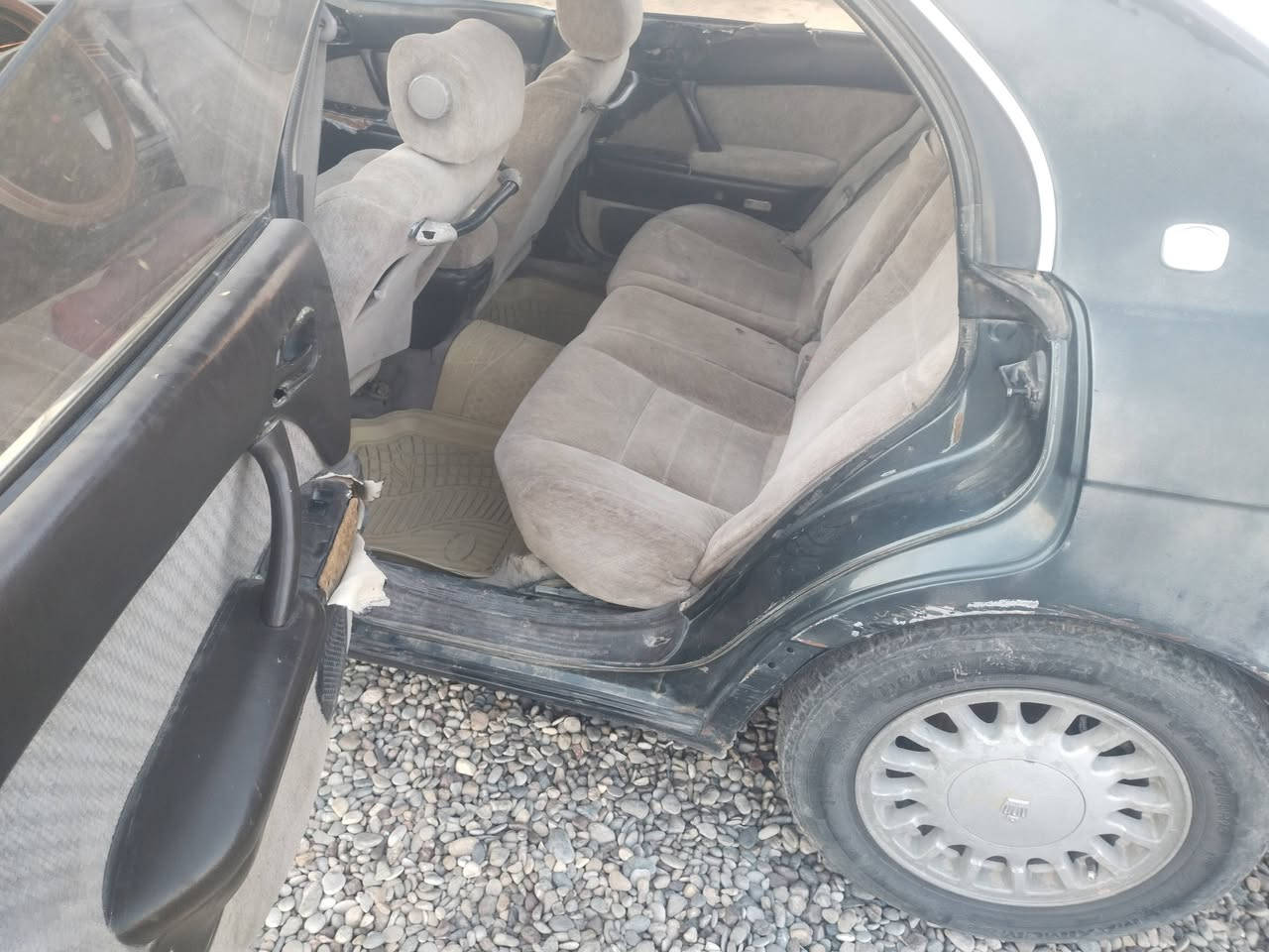 سيارة بطة للبيع محرك وگير شرط الگشر جدام العين رقم الانبار فحص السنويه خضره السعر 35$وبيه مجال ***********
