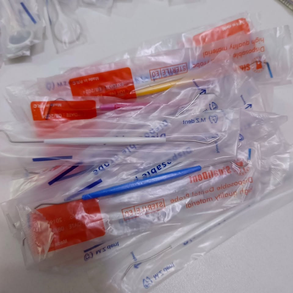 للبيع  مجموعة مواد وأدوات أسنان 🦷 

مجموعة مواد وأدوات أسنان للبيع، مناسبة لطلبة طب الأسنان والتدريب العملي والدكاترة، أغلب المواد جديدة وغير مفتوحة، والمستعمل موضح أدناه:

 Strong 90 Micromotor — جديد، غير مفتوح
 LED Rainbow Curing Light — جديد، غير مفتوح
 Dental Loupes 3.5× — جديدة، غير مفتوحة
 Light Cure Composite — ينتهي 9/2026
 30 قطعة Disposable towzer
 30 قطعة Disposable Probe
 Cotton Rolls
 21 قطعة Disposable Mirror
 كاون معقم
 check Retractor عدد 3 — استعمال بسيط
 Fan Mirror للتصوير — استعمال بسيط
 sucker — مستخدم، متبقي تقريبًا النصف
 Wax  عدد 2
 Turbine Oil — استعمال قليل جدًا
 Gutta-Percha — منتهية الصلاحية، للتدريب فقط
  pluger File + K-File
 Phantom Teeth عدد 3 — جديدة
 Face Shield مع 9 قطع تبديل — مستعملة، والرأس بيه كسر بسيط وتم إصلاحه
 tray pros 2 
بيرات بولش كمبوزت اغلب العلبة جديدة

البيع كامل المجموعة سعرها 160 الف ( غير قابل للتفاوض ⚔️)
خدمة توصيل 🚚 لجميع المناطق بسعر 5 الف خلال يوم او يومين 
للمهتمين التواصل ***********
