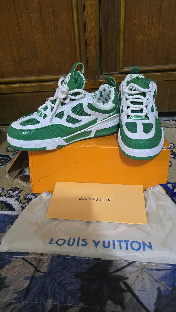الأناقة تبدأ من خطواتك! 👟✨
​حذاء Louis Vuitton الرياضي باللون الأخضر المميز، تصميم عصري ومريح يكمل إطلالتك بأحلى صورة 🔥.
​القياس المتوفر: 42 فقط!
​السعر: 50 ألف دينار (شامل التوصيل 🚚)
​📞 للطلب والاستفسار: ***********
