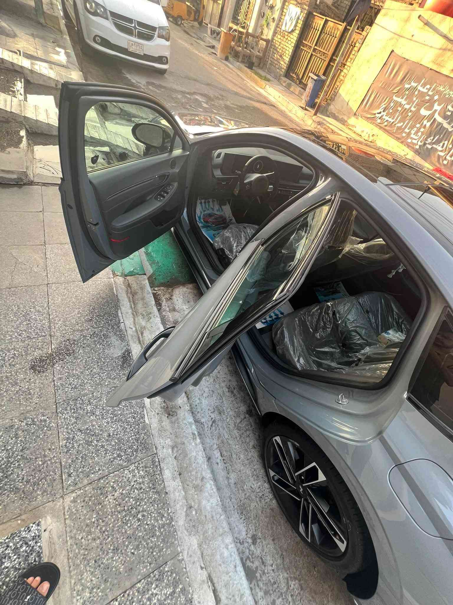 سوناتا 2024 Nline 
المحرك 2500 تيربو 
• بصمه 
• ⁠تشغيل عن بعد
• ⁠بانوراما 
• ⁠كشنات حضن مختوم بعلامه N
• ⁠تدفئة بـالكشنات
• ⁠تحكم كهربائي كشن السائق  
• ⁠أناره داخليه 64 لون بلادي 
• 4 انظمة قياده ⁠(Comfort/Sport+ /SportECO)
• ⁠لون الدشبول مع تغيير المود 
• ⁠سايد برك كهربائي + تراكشن كونترول 
• ⁠منظومة صوت من شركه BOOS 
• ⁠دمام خلفي بلاد تكدر تتحكم بي 
• ⁠نظام تعليق رياضي 
• ⁠فول تحكم ستيرن شفتات 
• ⁠تحديد مسار ونضام الخروج من المسار 
• ⁠كروز سرعه 
• ⁠رادار امامي  
• ⁠حساسات اماميه وجانبيه
• ⁠منظومة زينون 
• ⁠السياره رياضيه و بيها تسارع كلش قوي
• وارد أمريكي وصور الحادث مرفقة بالمنشور
• ⁠حادثه جاملغ امامي صفحة الراكب مبدل اصلي نفس لون كوري والبنيد حافه مالته بارد اثر النقل صار  و بالعراق  الباب الصدر بي من جوه بارد اثر ضربه دراجه وشوي من فوك  اما الباقي كفاله عامه من لغود شواصي ايرباك 
• ⁠السعر 205 قفل شراي خابر ودلل 
• ⁠***********
