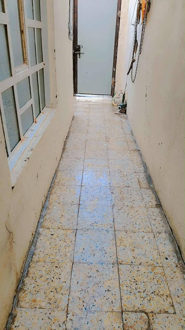 بيت رهن١٠٠م
منطقة ٥٨  يتكون من: 
إستقبال وصاله وغرفه ومطبخ وصحيات 
 داخليه وخارجه
البيت قرب المدرسه الورديه
سعر الرهن ٢٤ مع المجال
الاتصال ***********@
