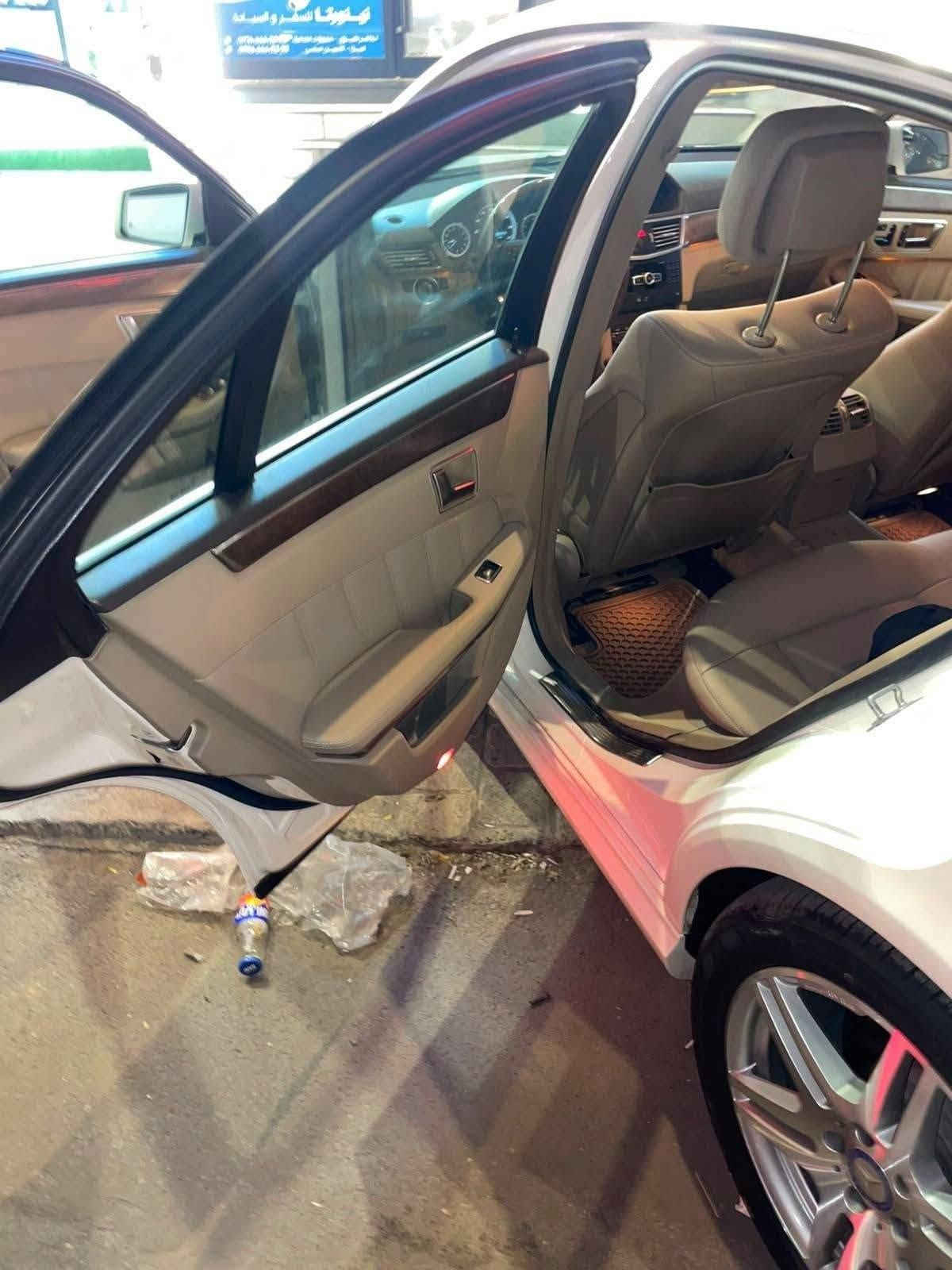 اللي يدور نظيف بسعر مناسب
مرسيدس E350_W212 موديل 2013 
اللون ابيض داخل بيجي 
السيارة شادلها كت AMG وياله AMG
رقم بغداد 
فول مواصفات 
فتحه سقف 
برده خلفيه كهربائيه
سستم صوت هارمن
سيدي جنجر مع شاشه عرض DVD بلادي
تحكمات كامله 
تدفئه كشنات 
كشن كهرباء و خزن ميموري 
البجم زنون 
السياره فوول مواصفات 
محرك V6_3500 CGI
كامله السياره واي نقص 
حادث خلفي بسيط اخت الكلين 
مكان السيارة بغداد الكراده 
للاستفسار *********** واتساب

نص مكتوب في الصور:
- 1.5 Tesla MFI *********** ***********