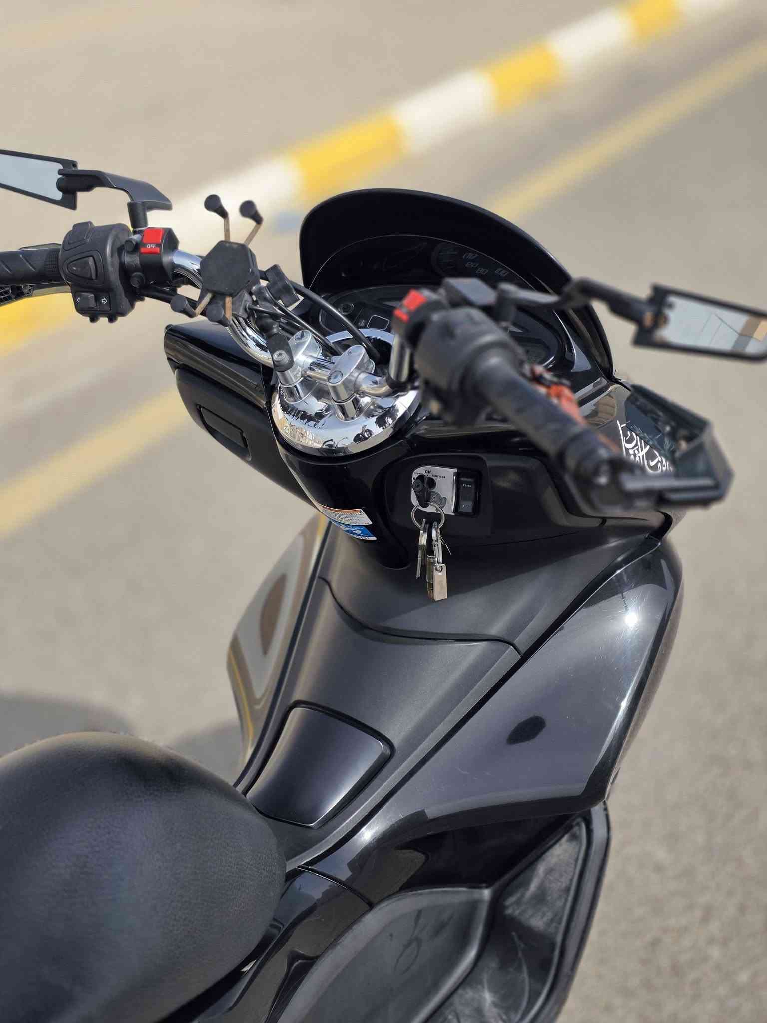 دراجة PCX 150cc جيل اول
دراجة مكفولة من كلشي
مال رمبة على ايدي ادامة دهن موتال بانزين كله محسن
دواسات بريك رياضي + البلاديات موجودة
اكزوز رياضي اصلي بلادي + البلادي الكاتم موجود
دراجة مابيها اي نقص ونظيفة وكاملة مكملة 
( بيها فقط كسر بالكفر الجانبي الايمن )
العنوان الكوت مجمع الرواد السكني
السعر 1800
الاتصال ***********
واتساب ***********

