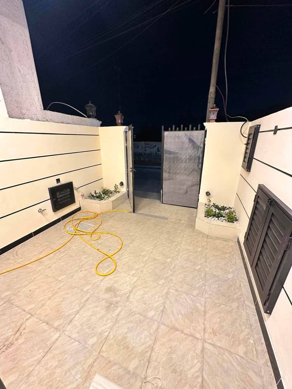 دار البيع 🏠 
المساحه 100م 
الوجه 4 نزال 25 
يحتوي على ومطبخ 
وحمامات 2
وثلاث غرف نوم 🛌 
العنوان ضباط الشهداء خلف المدرسة الألمانية خلف التجاري
الاستفسار *********** ☎️
