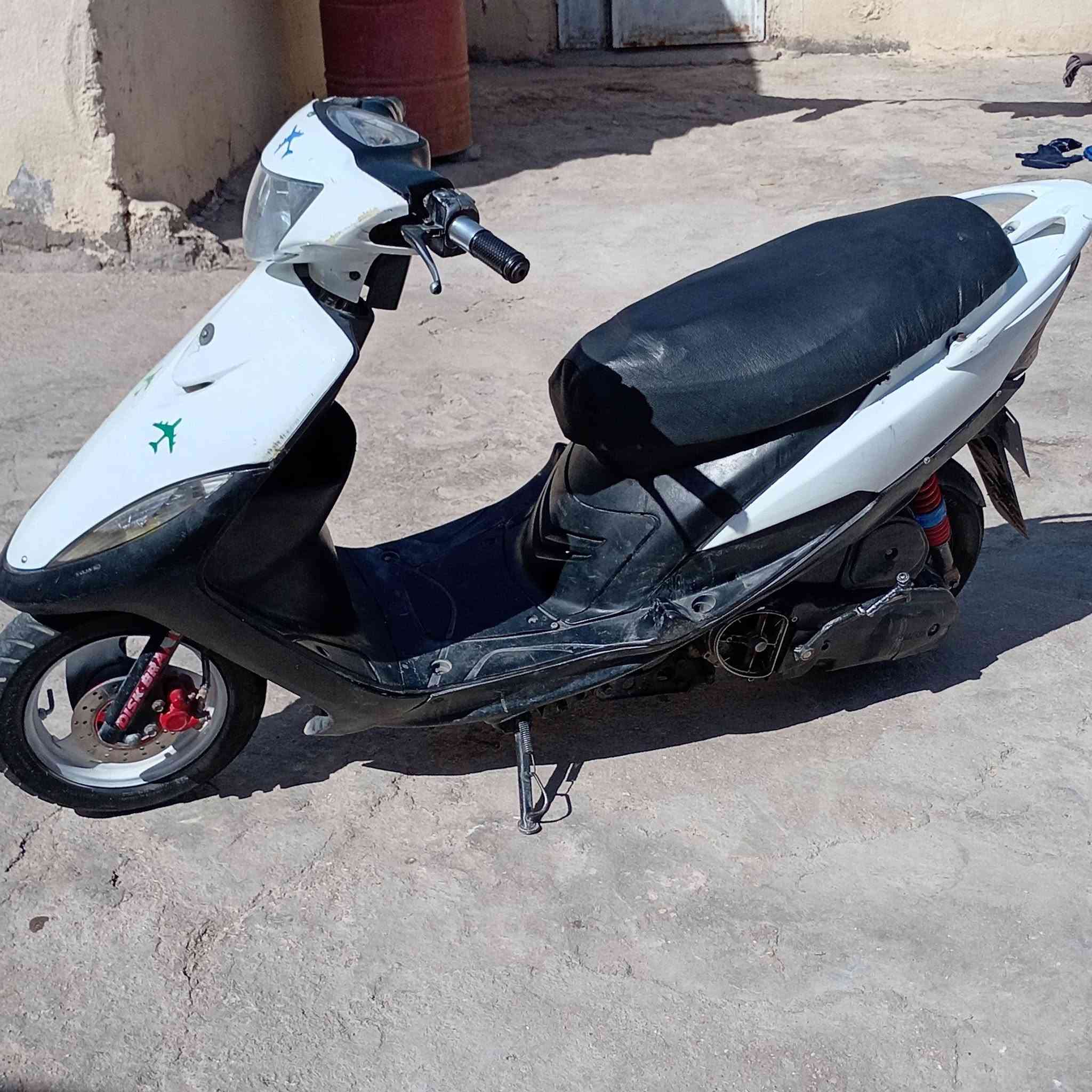المكان طوريج.  السعر 450 وبيه مجال      دراجه نكره  سلف كامله شلعه تشك الكاع    الاستفسار ع رقم***********
