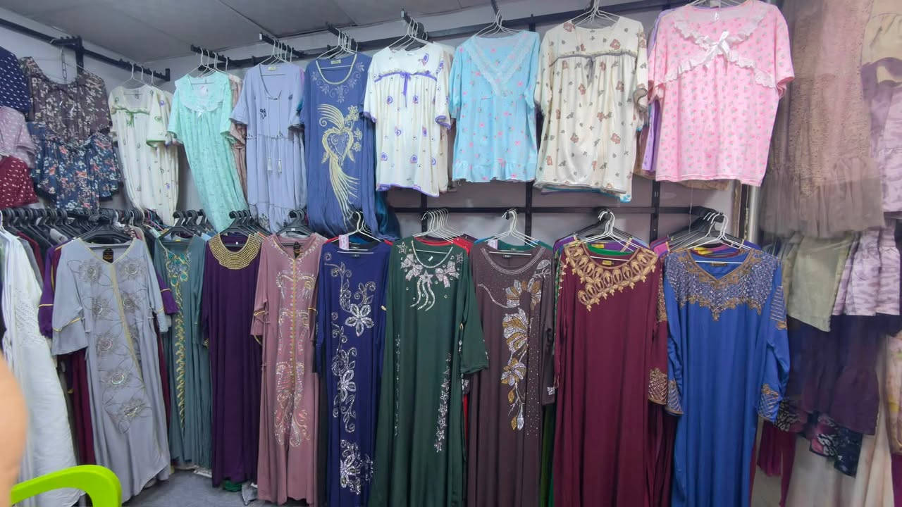 السلام عليكم ورحمة الله وبركاته..
محل للبيع يحتوي على ملابس نسائية دشاديش مع تراكات جديد 
يحتوي على جبب خليجي سوبر درجة اولى..
يحتوي ع شي أن نسائي اطفال ولادي بناتي .. 
علمآ أيجار المحل 250 الف 
العنوان النجف الاشرف حي القادسية شارع السوق منتصف السوق للاستفسار الاتصال على الرقم ***********

