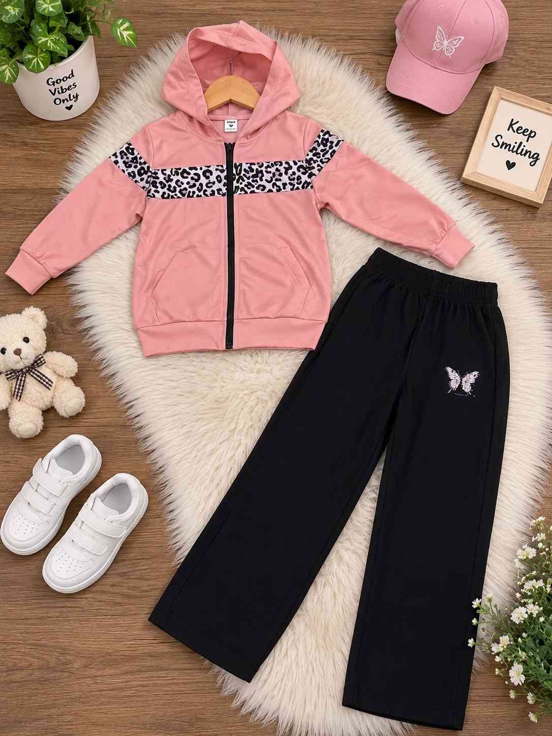️ موسم الربيع والشتاء وصل! 😍 ستايلات أطفال تخبل، خامات مرتبة وألوان حلوة تناسب كل وقت 🥰👕🧥 🔥 شوفوا التشكيلة واختاروا لطفلكم الستايل اللي يعجبكم #اطفال #ملابس #بهاري #شتاء #ملابس_اطفال 

نص مكتوب في الصور:
- بسم الله نبدأ وياكم موسمنا البهاري والشتائي
- ❄️🌸
- تشكيلة جديدة، ستايلات جديدة، وحلاوة غير 🤍