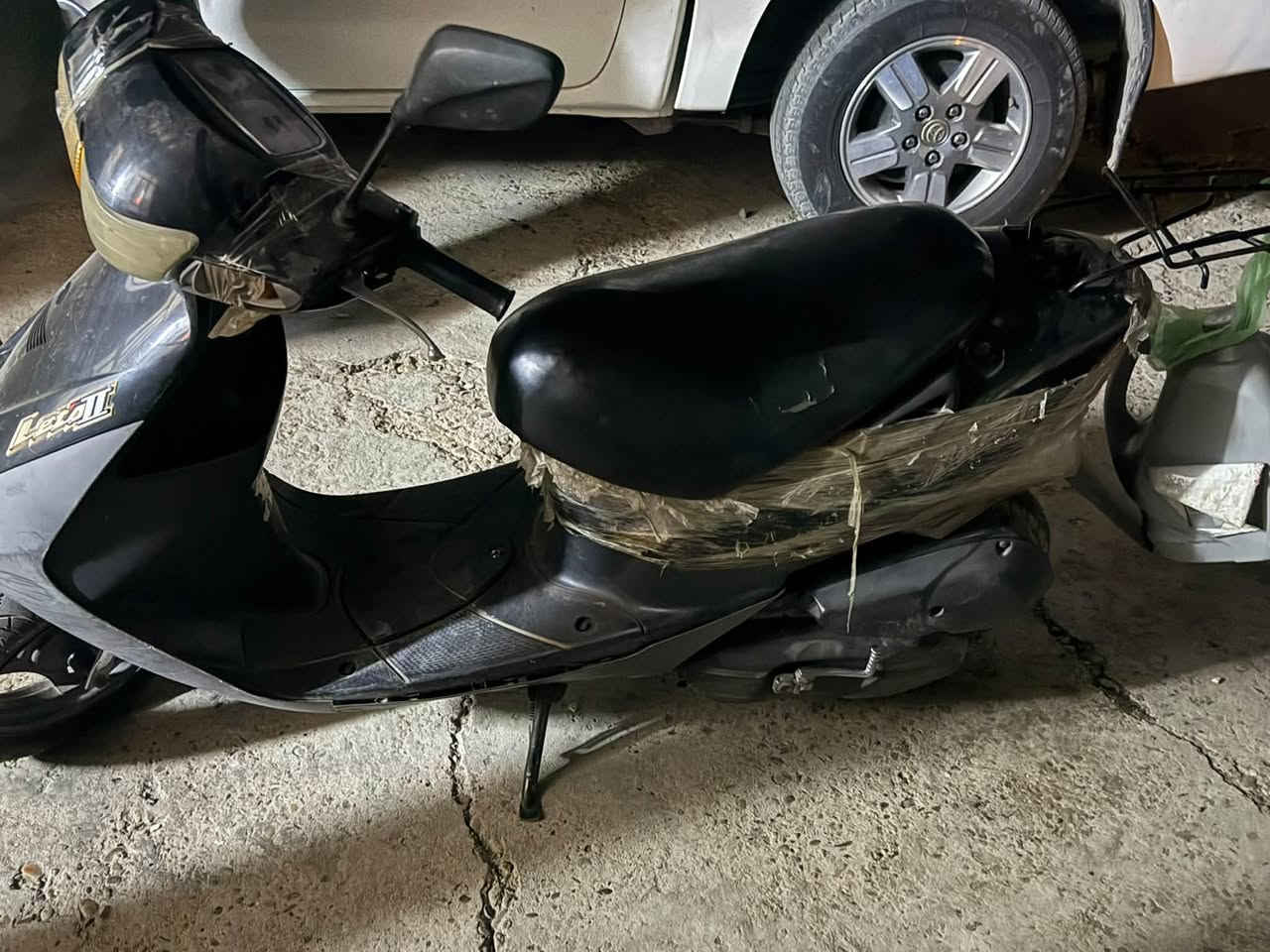 سلام عليكم هاي الدراجه مالتي جاي امشي بيهة وخلصت بانزين ول دراجه ضلت طافيه شهرين اجيت اريد اشغله ممتشتغل بدلتله بلك وراس بلك ونضفت كابريتر ونفس الشي شنو عطلهة ماعرف 
دراجه لل بيع تايرات جديدات ونضيفه 
السعر 100بيهة مجال 
اتصل عل رقم وبيك خير ودلل ***********
