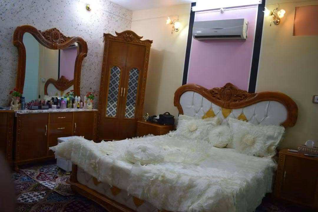 غرفة اخشاب كامله  ..  شغل درجه اولى (شغل اخ لاخوه  ،  يعني نجار مشتغلها لاخو)  غرفه مستخدمة بس نظفية  صاج و زان درجه اولى وقبل لا تاخذها ينعاد عليها الصبغ وتلميع...  

(سبب البيع تحويل من بيت لبيت والغرفه ما تكفيها تحتاج غرفه 4×5.
كنتور قاطين  5 باب مع ملحق 
زاوية عامودية ارتفاع عالي
ميز تواليت
ميز احذيه 
دولاب 2
تفاصيل ***********
