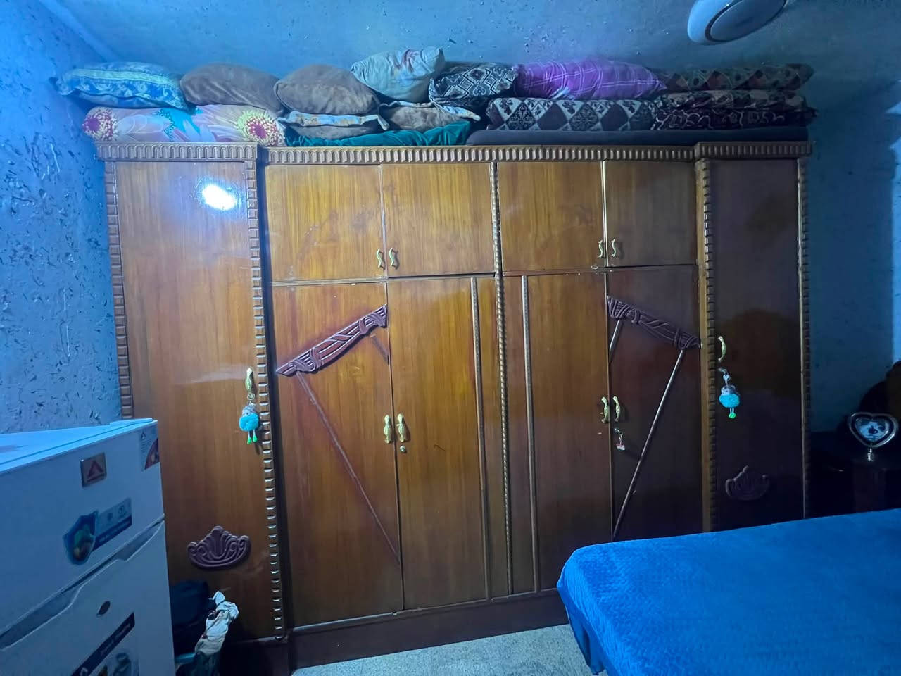 ‏سلام عليكم غرفة أربع قطع مكانها بغداد 400 رقم الموبايل *********** وفيها مجال
