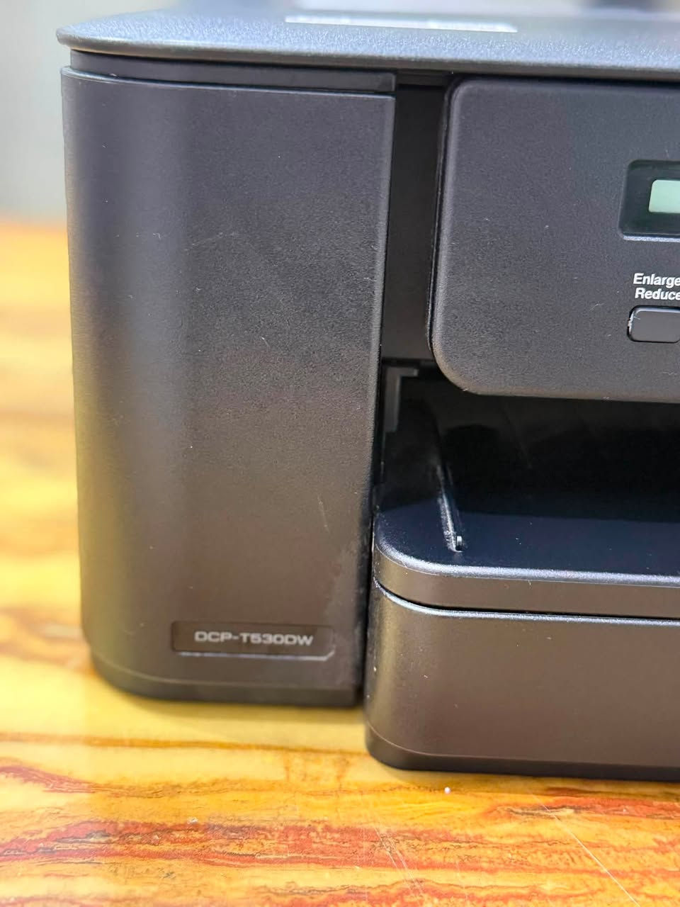 السعر 150 قفل
طالعة برذر t5300  فول مواصفات استخدام منزلي قليل جدًا
احبار خارجية قابلة للتعبئة 
طابعة ملونة
تسحب وجهين تلقائي 
تسحب من التليفون والحاسبة 
فيها واي فاي تربطها ع الشبكة

العنوان: الكوت 
***********
