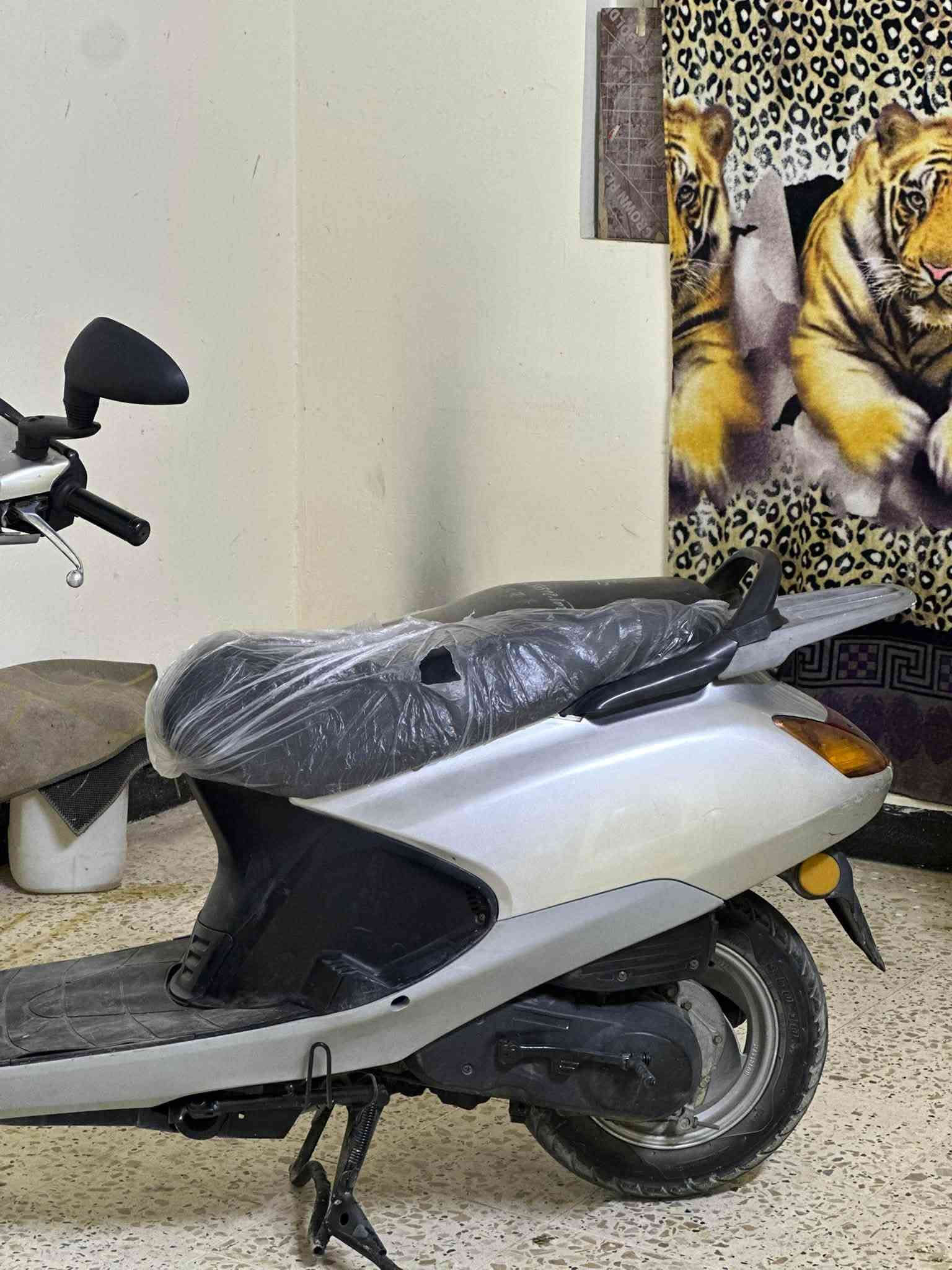 دراجه سبيسي للبيع ماليزي
الدراجه مناقصها برغي 
خير من الله 
سلف هندر كهربائيات كلها شغاله 
اليريد يجي خاص او يتصل ***********
