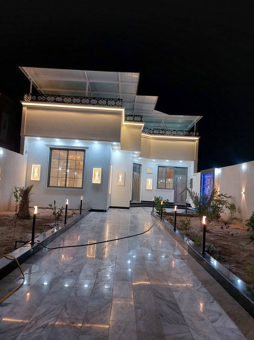 🏡 بيت حديث وفخم للبيع – جاهز للسكن فوراً
✨ فرصة مميزة للراغبين بالسكن الراقي في موقع هادئ ومخدوم
📐 المساحة: 550 متر
📑 الطابو: صرف سهم
🏠 طابقين
🔹 4 غرف نوم
🔹 صالتان واسعتان
🔹 ديوانية أنيقة
🔹 مطبخ حار + مطبخ بارد
🔹 صحيات داخلية وخارجية
🔹 كراج كبير
🔹 حديقة واسعة
✅ بناء بلوك درجة أولى
✅ جميع الخدمات متوفرة
✅ البيت جاهز للسكن وتستلمه بنفس اليوم
📍 العنوان: البصرة – أبي الخصيب – الصنكر – على الشارع الداخلي
📞 للاستفسار: ***********
بيت يجمع بين الفخامة والمساحة والراحة... فرصة لا تُعوّض. ✨🏡 البصرة, العراق

