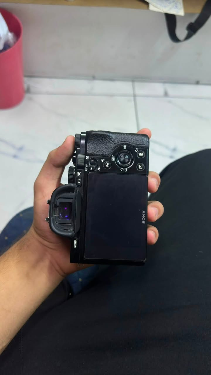 للبيع: كاميرا Sony A7 مع عدسة 50mm
Sony FE 50mm f/1.8 :العدسة
مستشعر إطار كامل (Full-Frame) بدقة 24.3 مكسيل لصور ذات تفاصيل حادة وعزل ممتاز.
عدسة 50mm المثالية لتصوير البورتريه، الشارع، والتصوير العام بفتحة عدسة واسعة f/1.8. • تعطي عزل (بوكيه) جميل وأداء قوي في الإضاءة الضعيفة. السعر 700 الف للتواصل واتساب ***********
