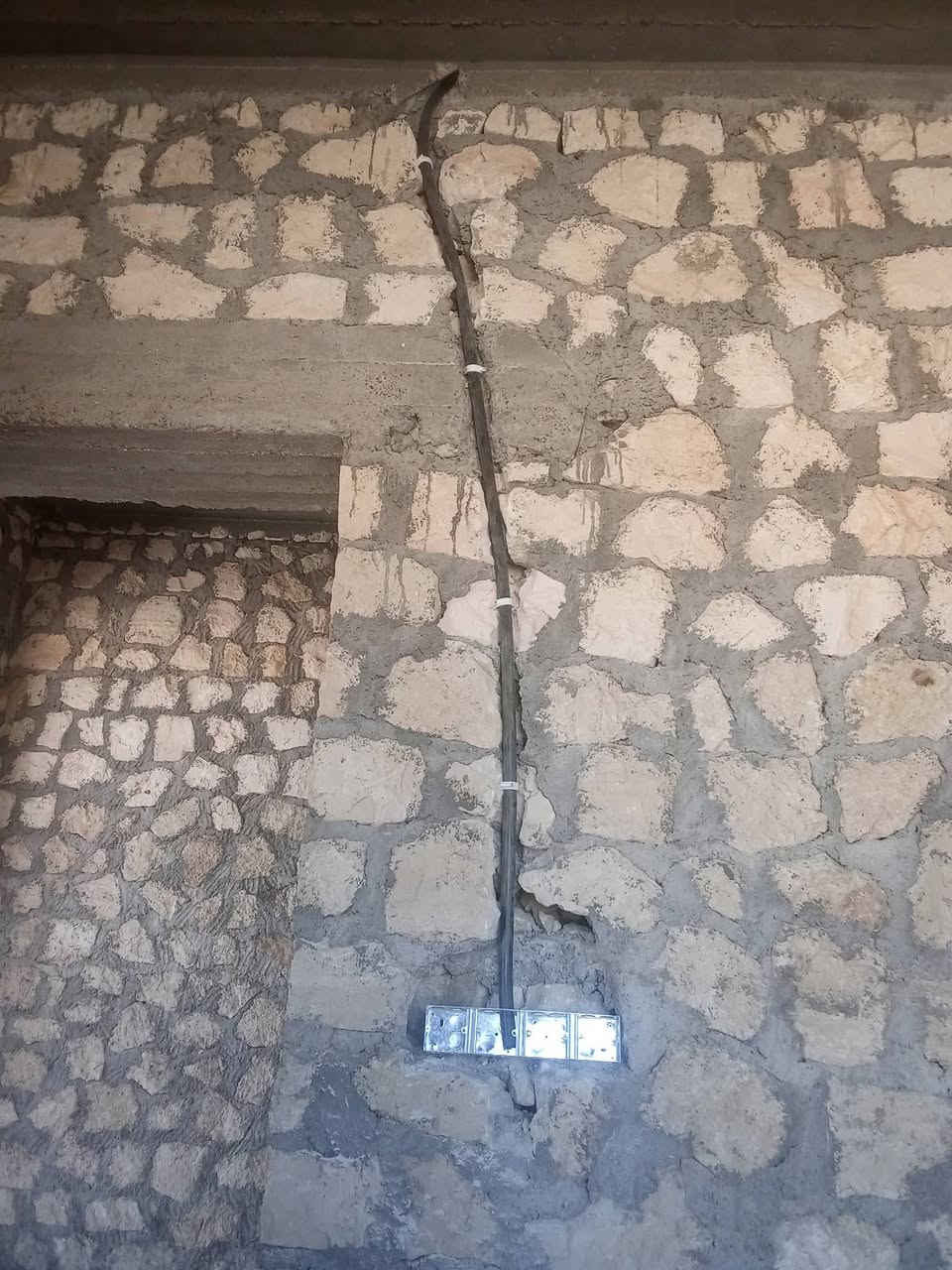 تم الحمدالله حفر بيت نزالات كهرباء في حي الئمين علا مكينه ودريل مواعيد مضبوطه ودقه في العمل العنده حفر نزالات كهرباء
أو تفليش ارضيه  يتصل علا الرقم    ***********
