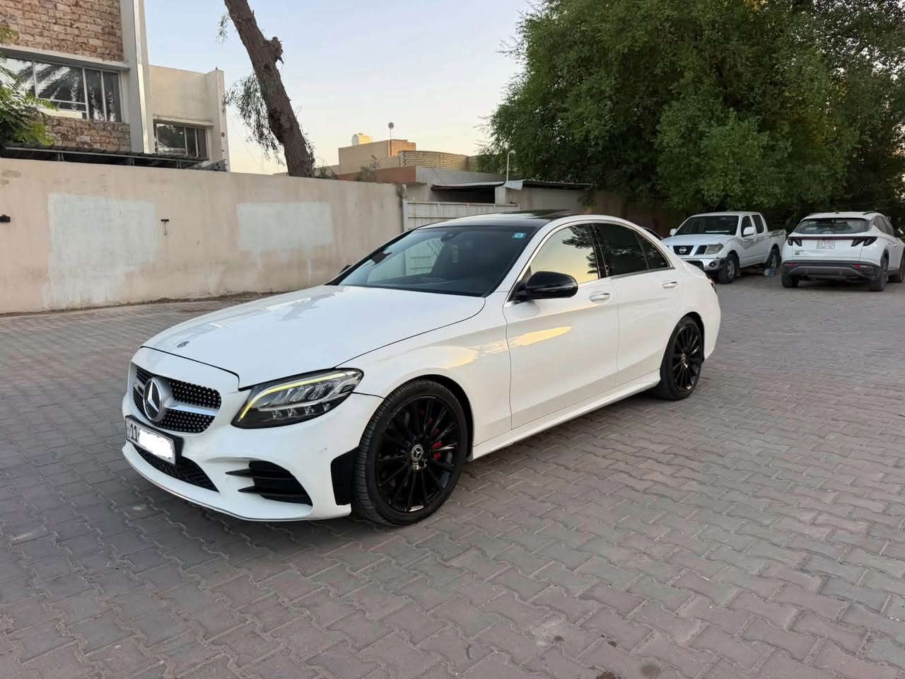 السلام عليكم للبيع او مراوس مرسيدس c 300 حادث جاملغ وبنيد ومبدل نفس الون بدون صبغ رقم بغداد بسمي السيارة فول مواصفات وجاهزة ما بيها نقص تخم تاير جديد السعر 180 وبيها مجال حك الجية 
الشراي يتصل *********** مكاني بغداد الكاظمية
