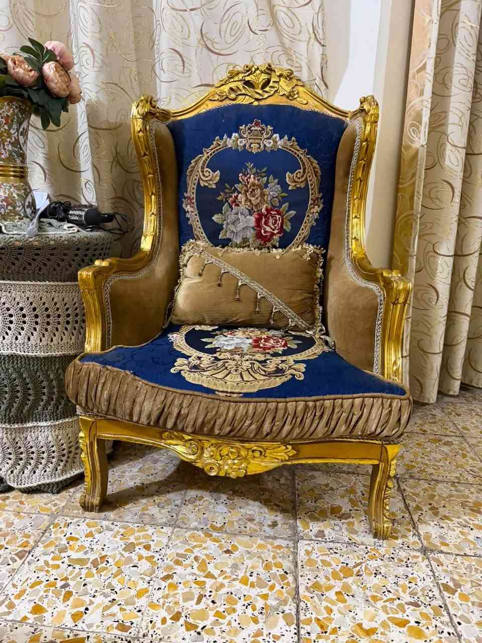تخم مصري ١٠ مقاعد ٢ كبار و٤ صغار مع طبله وسطيه نضيف مابي اي ضرر عنوان بغداد الكاظميه اللي يريد يدخل خاص تراسل لو تتصل على هذا الرقم *********** بي وتساب

