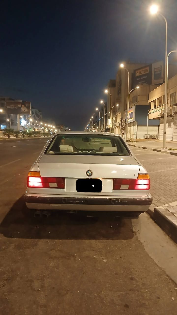 السلام عليكم
BMW E32 1991 730
محرك ٧٣٥ مفتوح ٦ سلندر بحاله جيده 
كير تمام 
صبغ عام جماليه بدون ضربه قويه 
تخم تاير جديد 
باتري جديد 
غرفه جلد اسود جديده لاشك ولا شي
بطاين بيبان جدد 
حداده ٨٥% 
تبريد شغال 
دبل جام 
دبل جكمجه
دبل ايرباك 
السياره مال جناي 
رقم بغداد الجديد سنويه منتهيه
شرط التحويل 
يحتاج الها ملاحضات بسيطه بسبب عدم التفرغ 
سعرها ٤٨ وبيها مجال قليل او المراوس بتكسي 
مكاني البصره 
*********** 
*********** 
متواجد واتساب
