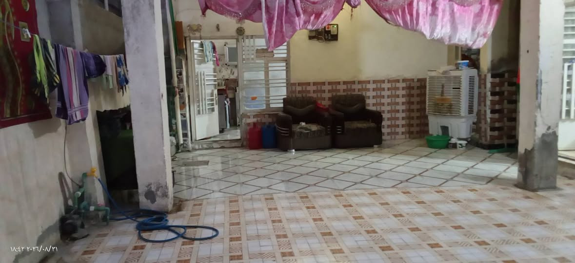 السلام عليكم  .  
الدار للبيع مساحة 200 متر 
الدار يحتوى ع 3 غرف 
- ديوانيه وحمام داخلي وحمام مشترك خارجي وتواليت منعزل خارجي
- وساحه كبيره جدآ 
- الدار مقبط سيراميك وبورسلين نضيف جدآ 
للاستفتار ع الرقم  *********** بي واتساب

