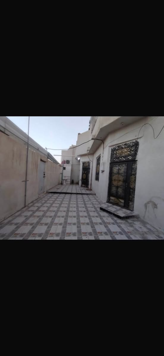 سلام عليكم بيت للبيع طابو سراعي ابو الخصيب ابو كوصره البيت مساحته400 والبناء240 بيت طابقين بي6 غرف منام وصحيات وصاله وديونيه وكراج جبير وحديقه يعني بيت مرتب بناء البيت 2022جديد سعره 170 بي مجال كلش قليل ***********
