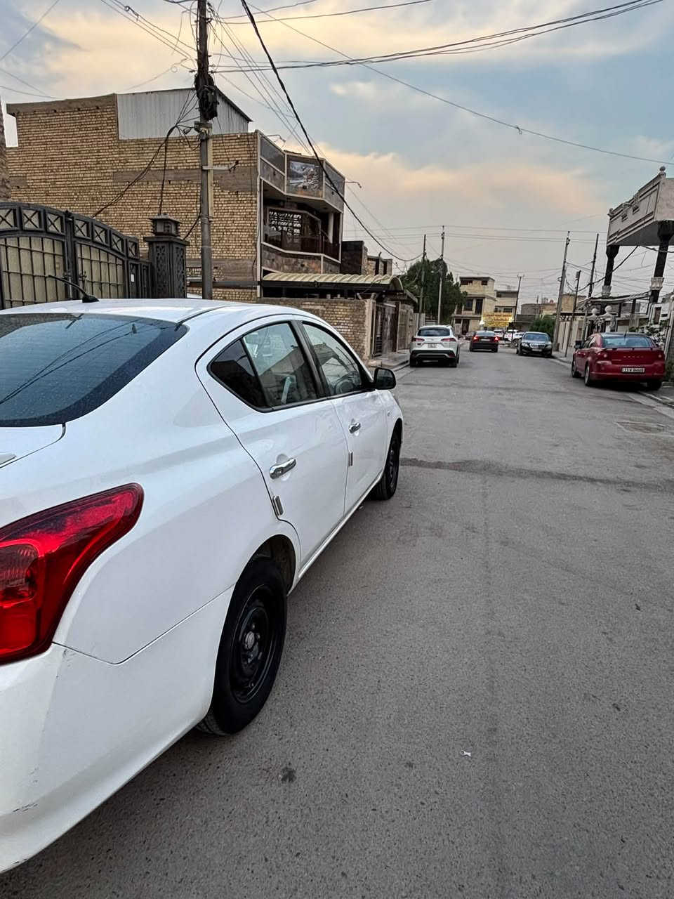 السلام عليكم
نيسان سني هندي بليتة زركة ٢٠٢٠ 

رقم اربيل بأسمي شخصياً وبعدها الهزة ما ساقطة 

السيارة كاملة وجاهزة 

تخم تاير جديد

صدر امامي خلفي جديد 

بيها قطعة صبغ 

وشوية بارد بجاملغ 

مكاني بغداد السيدية 

السعر. ٩٨ 

***********
