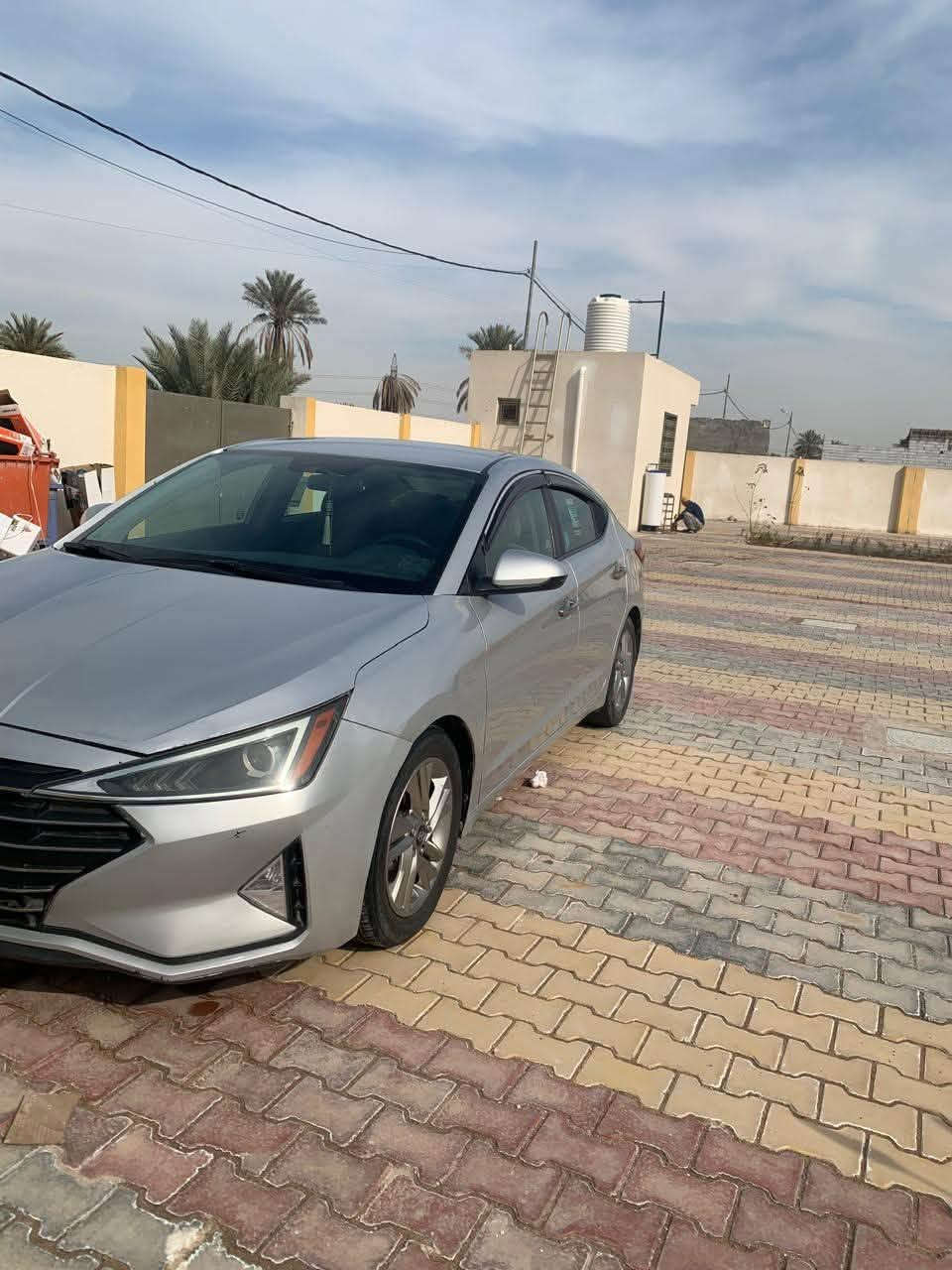 السلام عليكم 
النترا امريكي ٢٠١٩ ليبل واحد السياره 
صبغ الجاملغ الامامي مع ربع البنيد 
السياره ماشيه ١٠٠ ميل 
السياره جاهزه من كلشي كير ومكينه وحداديه وتبريد 
مكاني كربلاء طويريج 
السعر ١٢٠ وبيها مجال
 ***********
