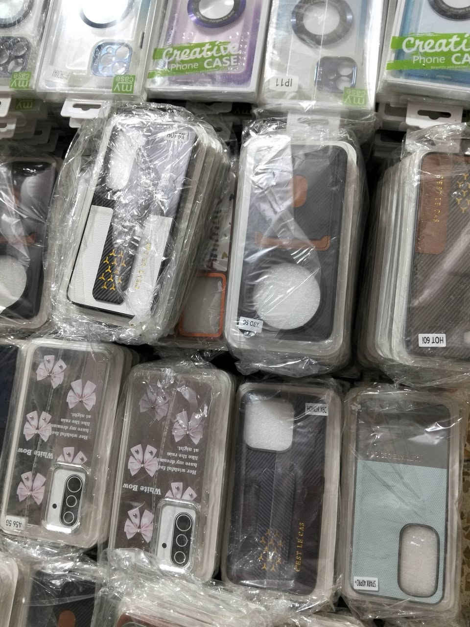شلعة كفرات كلها بكج وجديد واكثره كل عشرة بجيس القطعة ب 500 بيهن كمية فوك العشرين الف وبيهن ايفونات كمية هواية كلش مرتبة اللي يفيده يراسلني ***********
