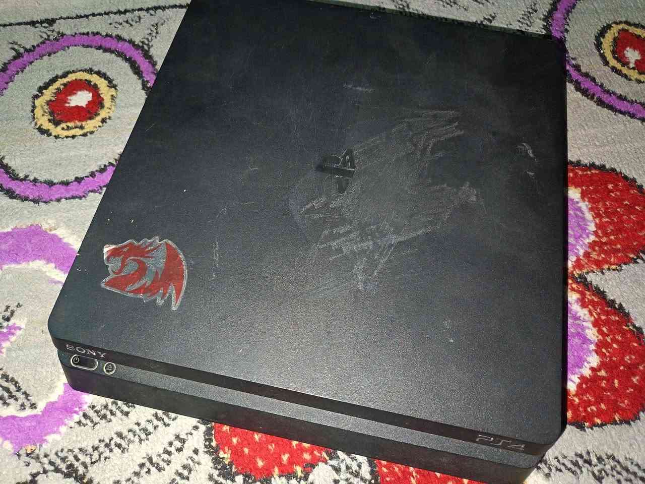 ps4 slim اونلاين 
ذاكرة 500 كيكا 
كامل ملحقات مع جوستك واحدة 
ويا قرص باتل فيلد 4
السعر 210 وبي مجال 
*********** واتساب
