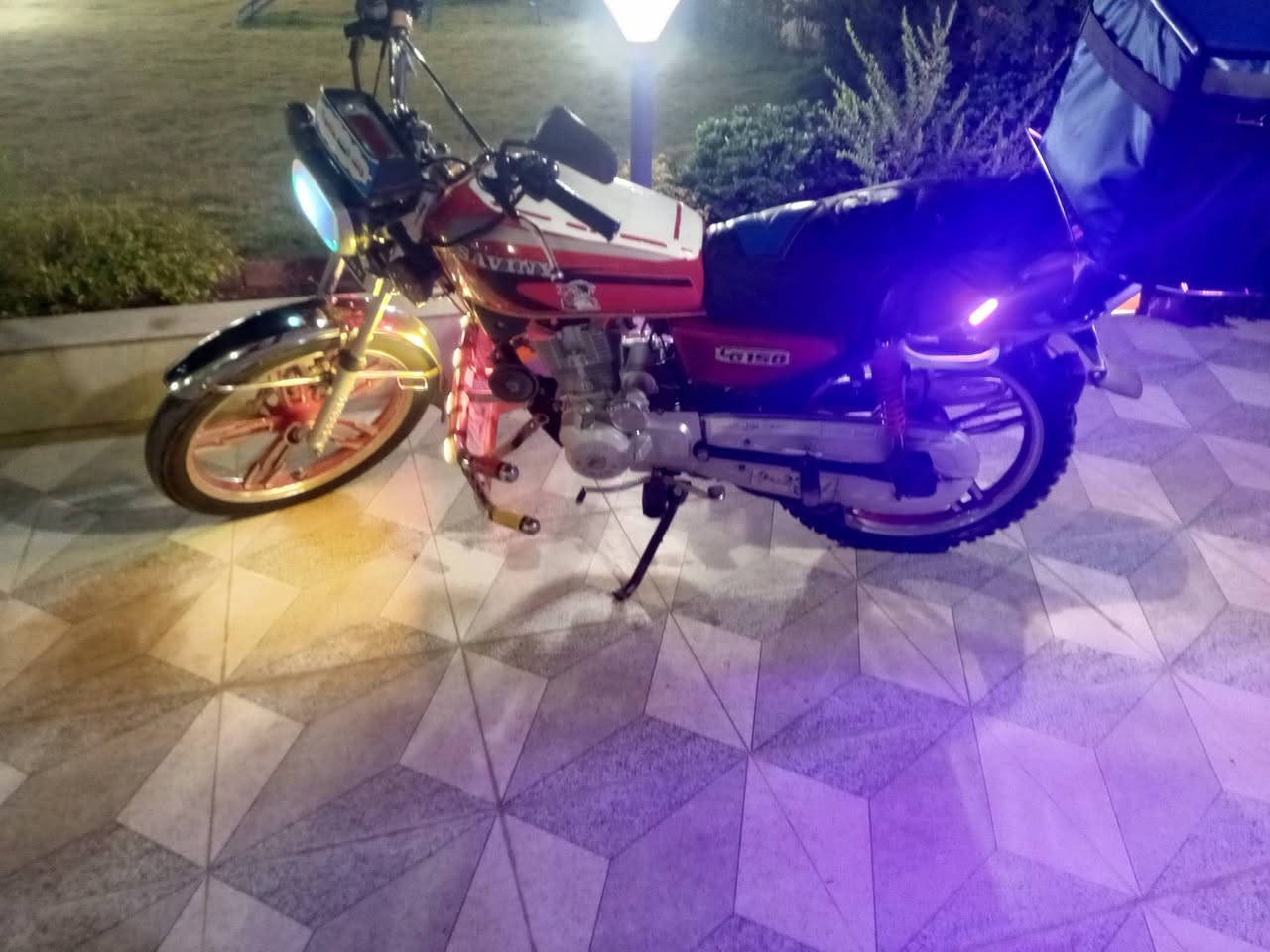 سلام عليكم موطور يراني خمسه كير سفان مديل 21اوراق كامله اوصليه السعر 500وبيه مجال اتصل على الرقم *********** المكان بلد
