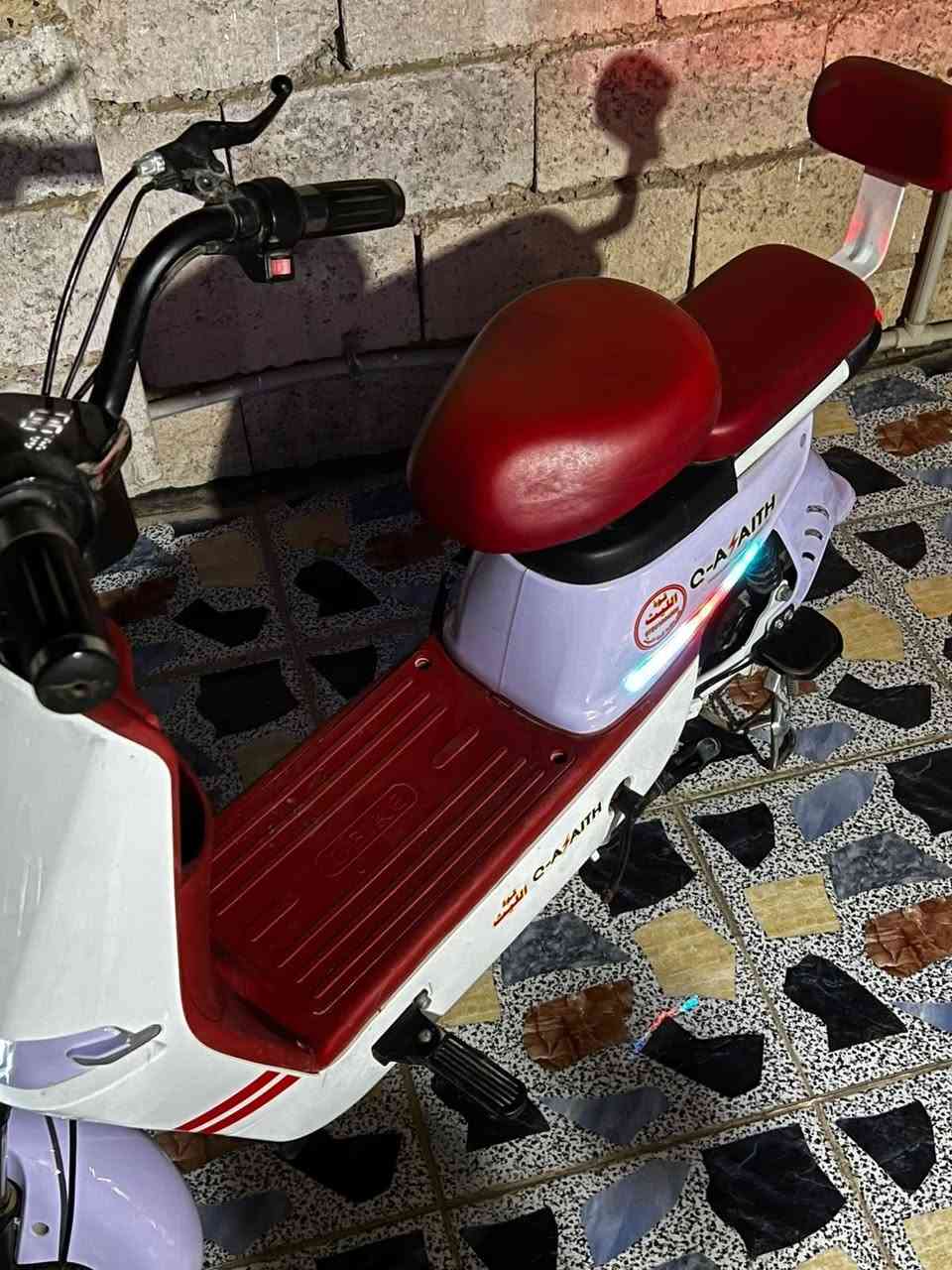اسلام عليكم
دراجة شحن نوعية فول
بطاريات نضيفات العدد 4
اشاير يمين يسار وبك لايت
لايت عالي ناصي
بلوتوث
بريك امامي خلفي بل مكان

دراجة نضيفة مكفولة حتا من الشخط بل واقع احلا من الصور
والسعر نار راسلوني. +964 770 302 8577 وحياكم
