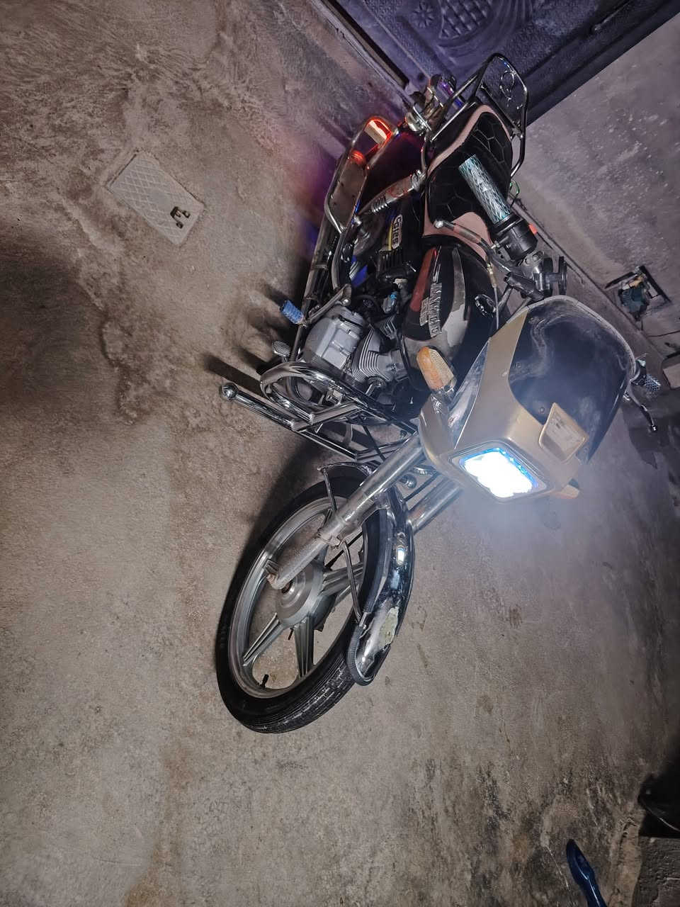 جني ابو الكله خمسة كير موديل ١٨ فووول سعر ٣٧٥ تايرات وياله جدد
كهربائياته كله شغالة سلف شغال
منفيس شركه بي.... مكان حويجة ***********
