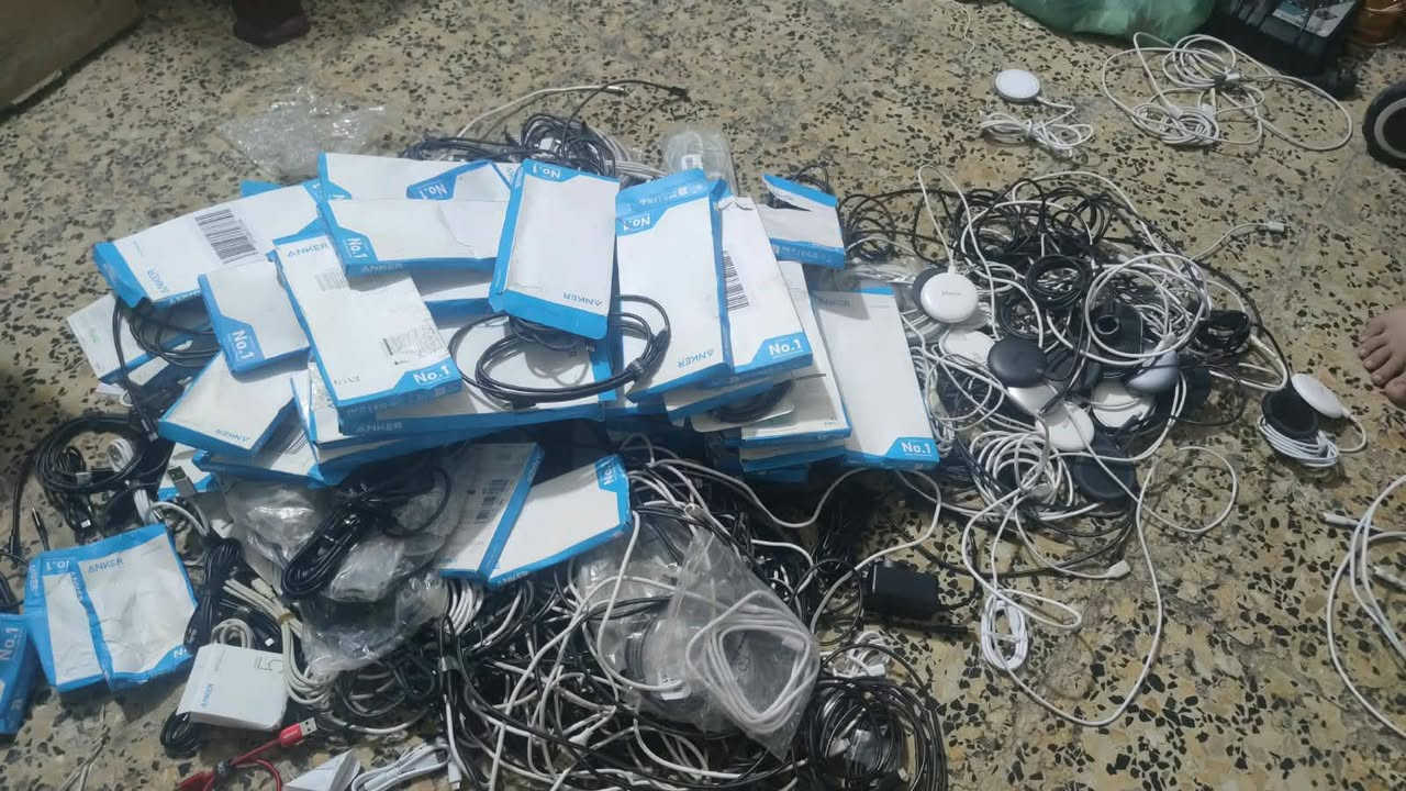 مرحبا شاحن لاسلكي من شركه انكار  كله شغال وكيبل انكر بيع شلع    تواصل على ***********
